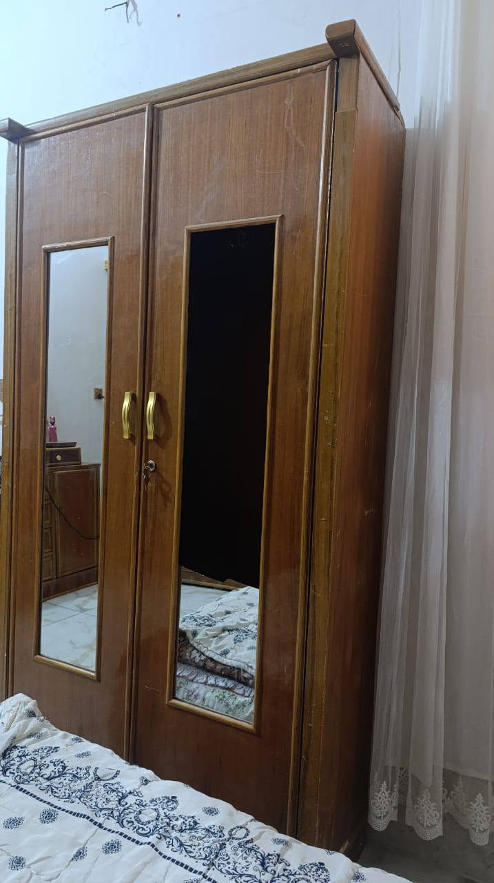 السلام عليكم جربايه مع تاج مع ميز تواليت مع زاويه بس عوزهن تلميع ويدات فقط السعر 175 كلهن 

***********
