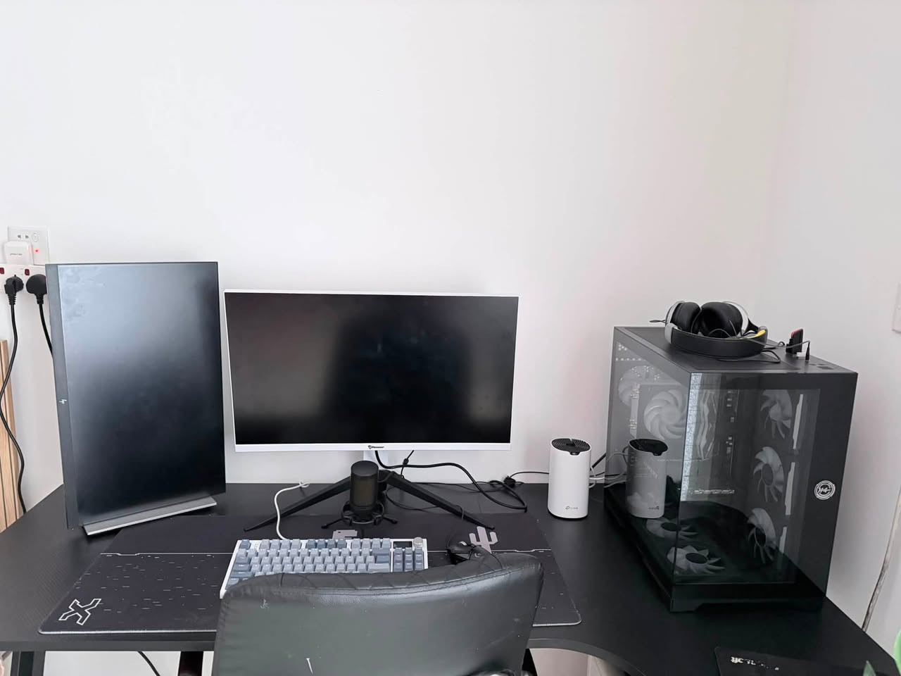 السلام عليكم حاسبات pc ثنين للبيع
اولاً البيضه مواصفات كرت شاشته 4060msi 8g rtx 

معالج رايزن 5 5500

رامات من تي فورس 8*2 16g

مذربورد msi a 520m pro مع هادرات ثنين 1تيرا وثاني 256g

مبرد معالج rgp

اضاءه rgp إخفاء وايرات كرت ولمذربورد 2

كيس لون ابيض 4فانات

مع كيبورد وماوس وشاشه من نوع zxt  فريم165 ،1k

مع مايك وستاند ومكسر وحامل يدات ومايك rgp مع سماعه نضيفه كلش لقطع الي مذكوره كلهن جدد وياهن ستتم سماعات مع ubs 1kvجديد كلش من شركه falcon مع كيبوردات 3اضافيه

مع ماوس باد حجم كبير  سعر : 1200

للتواصل ؛ ***********

______________________________________________

ثانياً لpc الأسود مواصفات كرت شاشه 4070rtx ti 12g rgp 3fan من شركه GEFORCE

مذربورد msi b650 دبل هاارد m.2 واحد 512 وثاني 2تيرا 

معالج رايزن 7 8900g  مع مبرد غازي اصلي 

رامات من تي فورس ddr5 32g 16*2 rgp 

كيس من هيرو كير 7فان لون اسود 

مع شاشتين شاشه الاولى لون ابيض 2ك 245فريم 

شاشه ثانيه لون اسود 1ك 70فريم 

كيبورد من أتاك شارك ابو شاشه مع مايك من fifineاصلي rgp

مع سماعه من اجازج اصليه ام لمايك وكل لقطه جديده الي بلحاسبيتن مع ups اونلاين 2kv مع سماعه تنحط تحت شاشه بلوتوث اصليه كلش صوته قويه وتصير مسطره مع ويب كام 4ك اصليه مع ماوس من لوجتك يجي 12زر إضافي مع ماوس باد حجم كبير 

مجمعهن صار تقريبا 5اشهر

سعر: 2500

العنوان بغداد البياع الشرطه الرابعه 
للتواصل ؛ ***********
