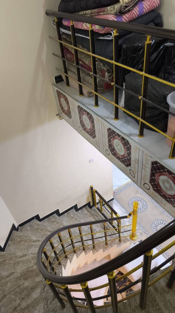 البيت في ابي الخصيب شارع الوسطي 
المساحه 200 بناء حديث 2024
خدمات ماء كهرباء مجاري شارع 15 متر تبليط اناره 
يحتوي على غرفتين منام وصاله وديوان ومطبخ ومناور اثنين
صحيات داخليه و خارجيه و كراج واسع 
نوع العقار وقف سني يتسجل بسم المشتري شارع قمر بني هاشم 200 متر عن المدرسة الصفرة
السعر 83وقابل للتفاوض
للاستفسار ***********
