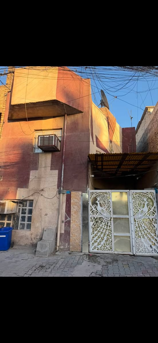 الدار للبيع مساحه 90متريحتوي على استقبال مطبخ وصحيات داخلي وخارجي + 4 غرف +ساحة خارجيه العنوان الشعلة الاولى خلف البازيخانة لاستفسار اتصل على الرقم ***********
