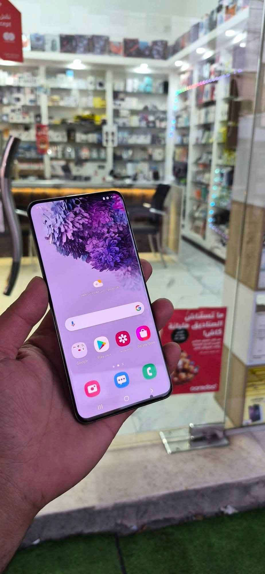 سامسونج s21 الترا نسخه 5G 
المواصفات والاسعار
سيم كارت مع شريحه الكترونيه ذاكره 128 سعر 390
دبل سيم كرت ذاكره 256 سعر 460 الف
الامتيازات
الشاشة: Dynamic AMOLED 2X قياس 6.8 بوصة،
المعالج:  Snapdragon 888
الكاميرا الخلفية: رباعية؛ رئيسية 108  ميجابكسل
الكاميرا الأمامية: 40 ميجابكسل.
البطارية: 5000 مللي أمبير، تدعم الشحن السلكي 25 واط واللاسلكي 15 واط.
بغداد زيونه ربيعي قرب مجمع البركه 
*********** بغداد, العراق
