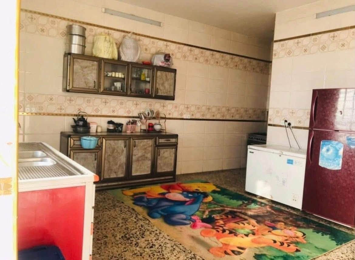 البناء بيتين كل بيت ٢٠٠ متر يتكون كل بيت على غرفتين ٤×٥ وصاله ٧×٥ ومطبخ ٥×٥ واستقبال ٧×٥ +منورين وصحيات داخليه بيت جاهز كل تفاصيله والبيت الثاني هيكل تفاصيله الداخليه ماكامله ) 
( يمكن بيع واحد من البيوت )
 
نوع الارض زراعي سند ٢٥ العنوان السياحي شارع محطة الجواهري على سدة الولدايه ....الاتصال على الرقم ***********
