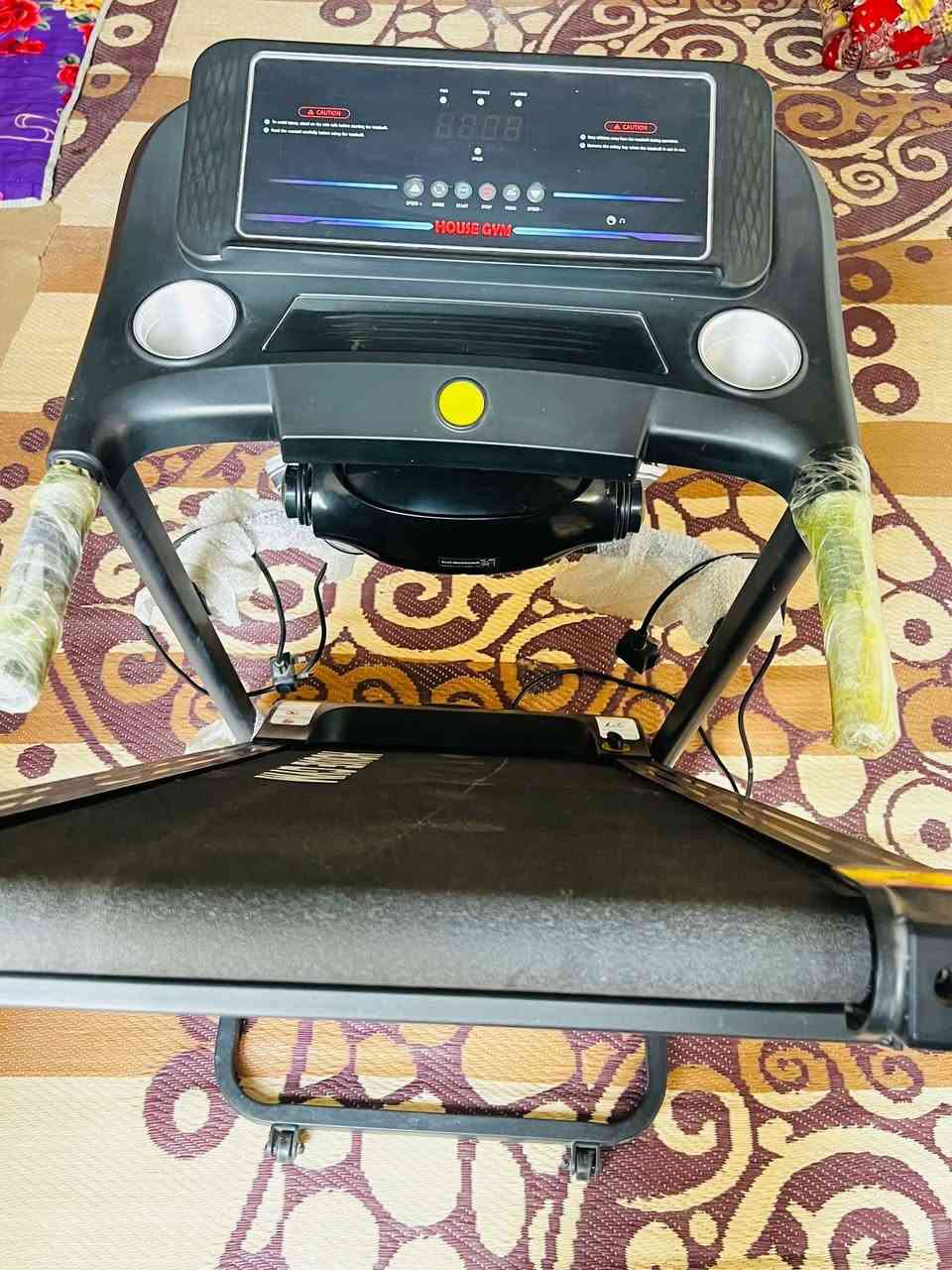 سلام عليكم 
جهاز جري كهربائي مع جهاز هزاز بطن
جديد بعده استعمال 2اشهر بس
السعر 250اوبي مجال يشيل وزن 120 ع فحص

نوع الجهاز( Treadmill من ماركة HOUSE GYM؛،) 
مكلف بالنشر هاذه رقم صاحبه اتواصل وياه ب واتساب
للتواصل ***********
