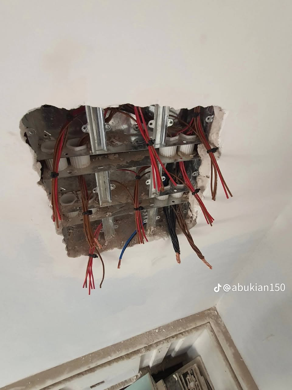 ⚡🏗️ تأسيس كهرباء؟ خليها على مهندس يعرف شغله! 🏗️⚡

من الأساس إلى آخر نقطة كهرباء، نضمنلك شغل مرتب، آمن ومدروس 👷‍♂️🔌

🏠 تأسيس كهرباء البيوت
🏢 تأسيس العمارات والمباني
💡 توزيع الإنارة والبرايز والمفاتيح
⚡ تنظيم وتوزيع الأحمال الكهربائية
📐 تنفيذ حسب المخططات وبطريقة هندسية
🛠️ متابعة وإشراف على العمل خطوة بخطوة

لا تخلي كهرباء بيتك تجربة… خليها تأسيس صح من البداية ✅

✨ دقة بالتنفيذ
✨ جودة بالعمل
✨ أمان واهتمام بالتفاصيل

📞 للاستفسار والحجز: ***********
📍 بغداد والمناطق القريبة

