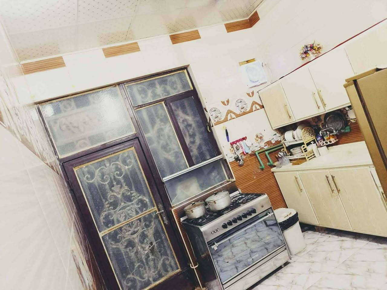 السلام عليكم بيت للبيع مساحه 100 متر العنوان الامن الداخلي شارع السكلات السايدين الجدد للتواصل على الرقم ***********
