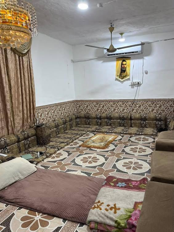 🏠 للبيع بيت سكني مميز في الحي العسكري

بيت مرتب وجاهز للسكن، بمساحة كلية 240 م²، بناء قديم ومحافظ عليه، والبيت عكادة وقطره ما يذب، مرتب ونظيف وينسكن مباشرة.

🔹 تفاصيل البيت:
• 3 غرف
• هول
• صالة
• ديوانية
• مجاري كاملة
• شارع مبلط
• خدمات متوفرة

📍 الموقع: الحي العسكري
🏫 قريب من مدرستين: ابتدائية ومتوسطة، مما يجعله مناسب جداً للعوائل.

✨ بيت عملي ومرتب، موقعه خدمي ومناسب للسكن، وتتوفر حوله الخدمات الأساسية.

📞 للجادين والاستفسار عن السعر والتفاصيل، مراسلة خاص او تصال على رقم 
***********

