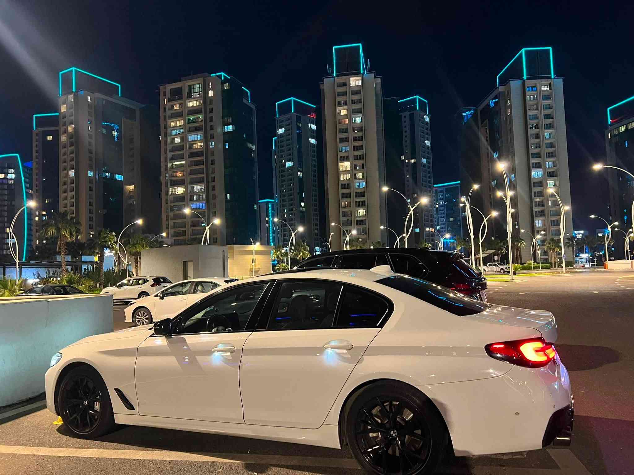 BMW2022 530i
X drive Mبلادي 
فول داتو شو 
سلايد ويلات M
ستيرن دوسات شاشه كله مختم M
شاشه كبيره اشاره باليد
لايتات متحركه 
صندوق كهرباء 
سماعت هارمن كاردون 
كشنات ٧٠٠ جلد 
ماشيه كلش قليل ٣٣ الف 
سياره بيه ٣ قطع صبغ قطعتين بلادي شركه تبديل 
شرط اي دواخل ماكو شاصي لغد كله مكفول بدون داخل
مكان سياره اربيل للاتصال *********** سعر ٢٨٠

