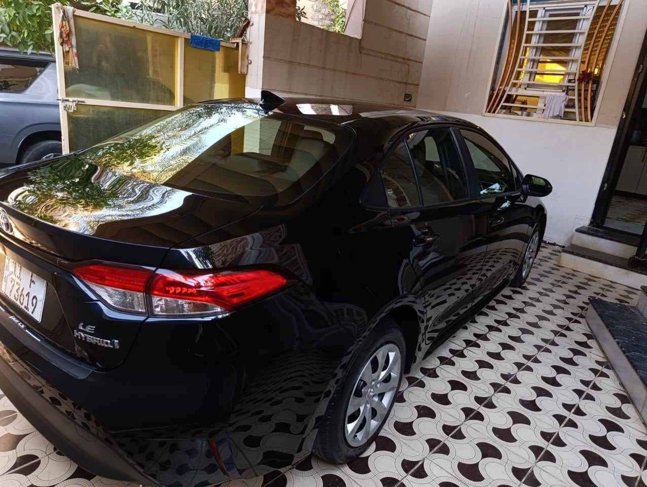تويوتا كورولا هايبرد 2024 
🚘 الموديل: Toyota Corolla Hybrid LE
📅 السنة: 2024
🇺🇸 المواصفات: أمريكي
⚙️ المحرك: هايبرد 1.8 لتر، 4 سلندر
🔋 النظام: بنزين + كهرباء
⚡ القوة: 138 حصان
🔄 القير: ECVT أوتوماتيك
🚗 الدفع: أمامي FWD
⛽ الصرفية: تصل إلى 53 MPG داخل المدينة و46 MPG على الطريق السريع
👥 عدد المقاعد: 5 أشخاص
🖥️ الشاشة: 8 إنچ
📱 Apple CarPlay / Android Auto: لاسلكي
🛡️ أنظمة الأمان: Toyota Safety Sense 3.0
🎛️ أوضاع القيادة: Normal / Eco
🔑 تشغيل بصمة وزر تشغيل: حسب التجهيز
سيارة اقتصادية جداً بالوقود، عملية ومناسبة للاستخدام اليومي.

***********
