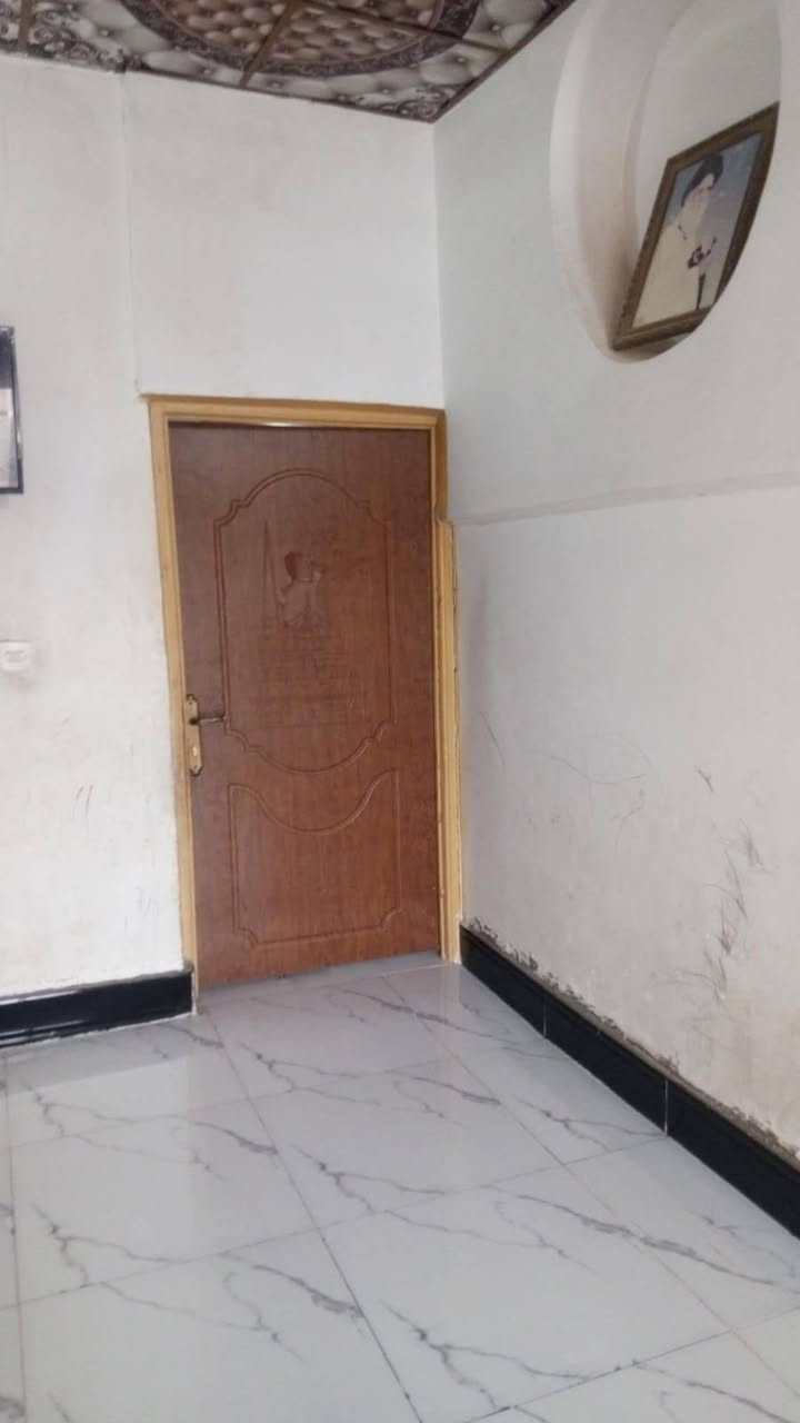 دار للبيع
المساحة الكلية ١٠٠ متر 
المساحه المبنية ٥٠ 
الباقي ٥٠ متر طارمة 
*غرفة و*صالة و*مطبخ  
بناء بلوك وعكادة ومطبك فرشي
أرضية بورسلين جدران حمام ومطبخ سيراميك داير حبل 
سقوف ثانوية 
المكان نجف شارع الصب مقابيل ملحق قرية الغدير 
رقم العامود ٣٣٥ فرع اسواق تلعفر سابقا.
مسافة عن شارع ٥٠٠ متر بشارع أسواق تلعفر عاليمنة فرع أسواق ابو عباس الازرك
الفرع صايرشكل حرف  L .
يعني راسك بارد سيارة غريبة ماتدخل بس الجيران والجيران خير من الله.
توجد مساحة أمام الدار 15متر مربع من ضمن مساحة القطعة دافع فلوس ومشتريها 
يعني مجموع مساحة 115 نزال 23 وجه 5
السعر المطلوب 23 مع مجال البسيط معاملة تطويب مقدملة يم مختار 
شارع رقم 19 رقم الدار 100. 
اي استفسار ***********واتساب.
 فقط 
 أو ماسنجر ***********
الصور أسفل منشور
