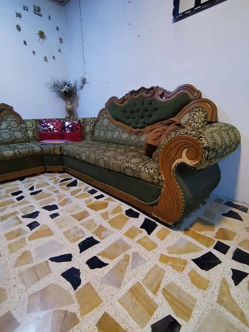 السلام عليكم ديوان للبيع ثقيل نضيف مثل ماموضح بالصورة السعر 250 وبيها مجال للاستفسار الاتصال بالرقم ***********

