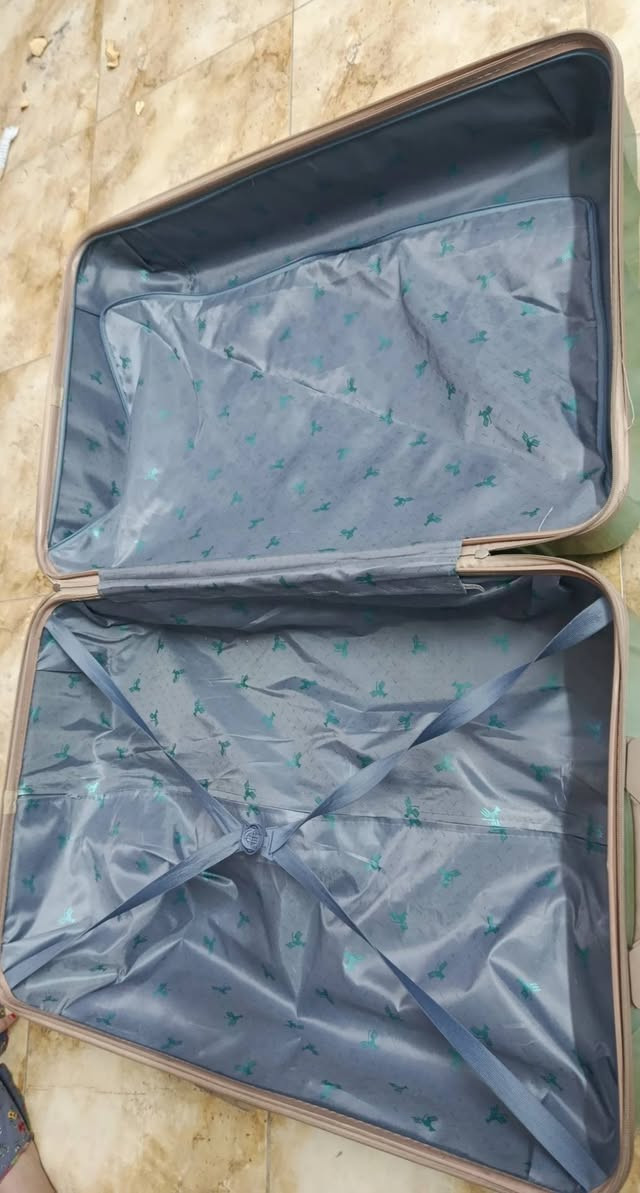 جنطة سفر • كبيره • ما مستخدمة