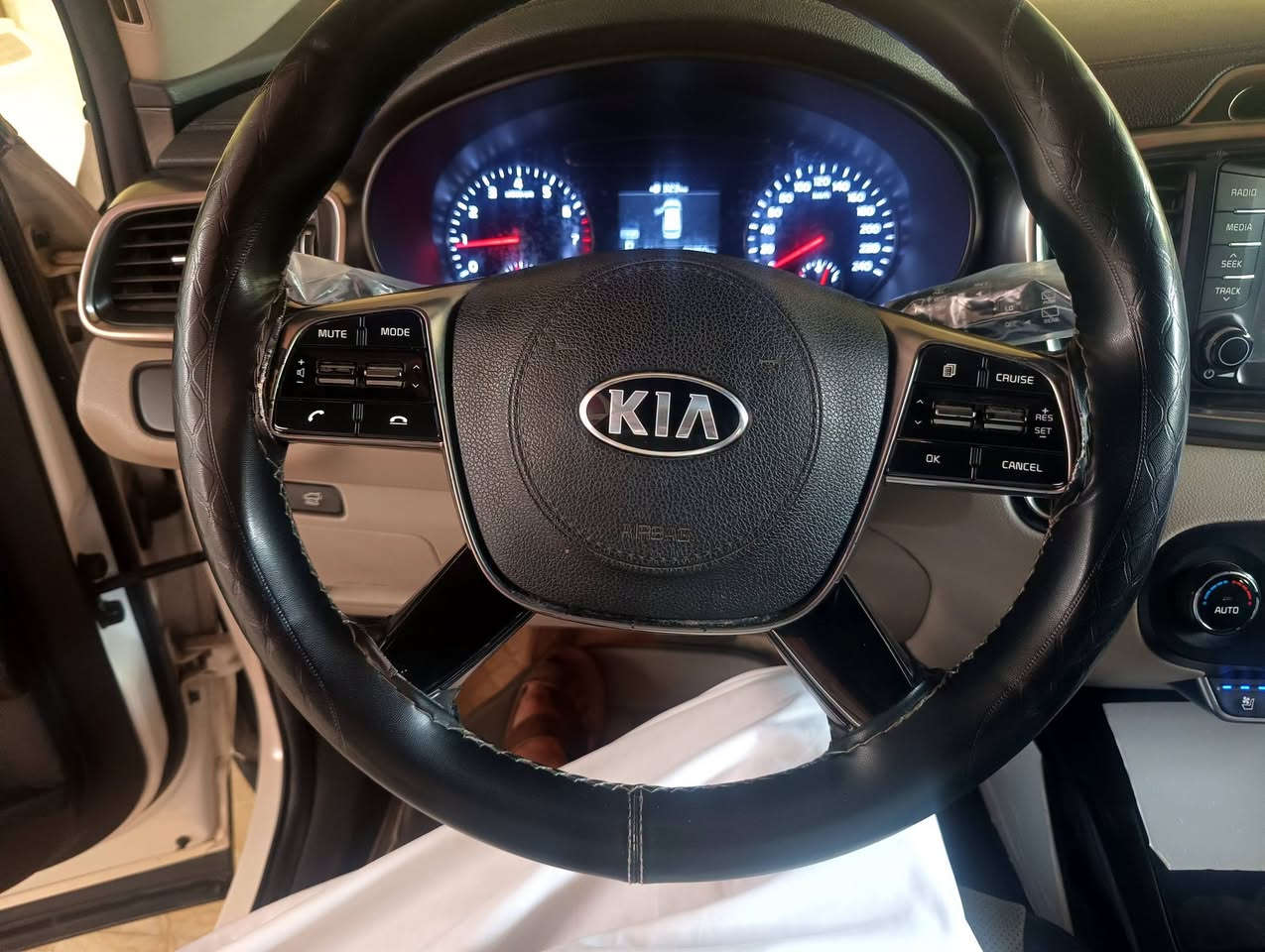 🚘🔥 للبيع سورنتو موديل 2020 🔥🚘
🇰🇼 كويتي – فول مواصفات
✨ المواصفات: • 5 كاميرات 📷
• كامرة أفقية
• بانوراما ☀️
• تحكم جهتين
• حساسات جميع الاتجاهات
• دفع رباعي 4×4 فور ويل
• ويل كب 5 قطع
• جلد جميع الكشنات
• كراسي أمامية كهربائية
• تدفئة وتبريد للكراسي الأمامية ❄️🔥
• رقم بغداد باسمي
• تايرات جديدة حتى السبير 🛞
🔧 الحالة: المحرك والحدادية على وضع الشركة
السيارة بيها فقط بارد قليل محدد بالصورة، والباقي كفالة عامة.
📍 العنوان: نجف – مناذرة
📞 للاستفسار والتواصل: ***********
🔥 سيارة فول مواصفات وبحالة ممتازة، جاهزة للاستخدام 🔥
