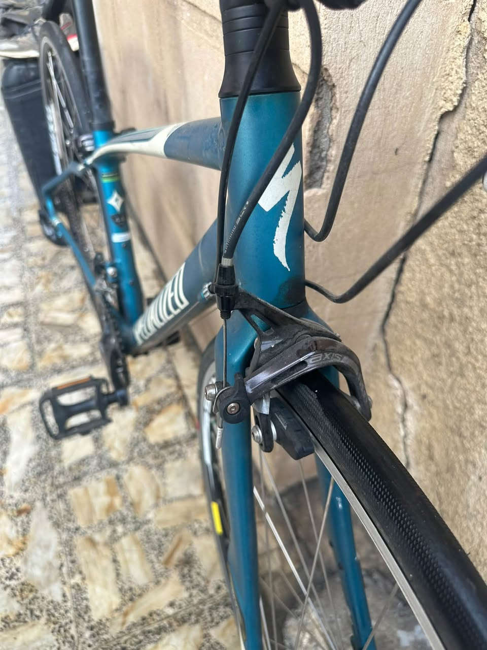 Specialized Dolce 🇺🇸
•
•
دراجة الطريق (Road bike) ماركة سبشلايزد الامريكية للبيع
دراجة مال حاويه بعدها بلاديه مملعوب بيها نهائياً على وضع الاستيراد وكانما جديده 

معدن الدراجة من الألمنيوم ماشه كاربون فايبر معرزة بتقنية Zertz لامتصاص الصدمات
ابعاد الفريم : حجم 28 / قياس 44 S

وزن الدراجة بالكامل : 8 كلغم
نسبه ضافتها 97%
مجموعة الدراجة  Shimano Sora R-3500 شيمانو سورا جديد وكانما غير مستعمل فقط البدالات ضاهريه و بداله النقال بحاجة الى ترتيب او تنضيف او صيانه

‎عدد التروس : 2 / 9

ويالتها المنيوم ماركة AXIS Classic  طبقتين لتحمل عوامل الطرق الوعرة نضام كمبليون فتح وشد سريع
اطارات الدراجة ماركة Specialized Turbo Pro الخاصة بالشركة قياس 25 / c700

السعر المطلوب : 350 الف و الشراي يدلل
العنوان: بغداد / الشعب / سوق شلال / قرب مركز شرطة شارع عدن
للاستفسار: ***********
