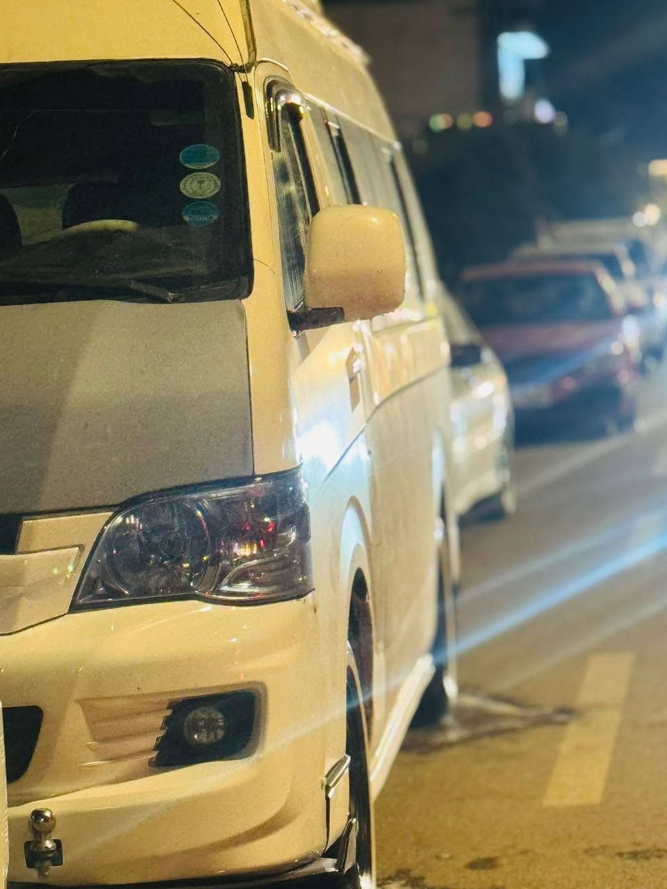 اسلام عليكم 
جنبي ٢٠١٥ باسمي تحويل ثاني يوم 
مصفره هيئة وضربه ومرور 
سنويه جديده 
⛽ غاز وبانزين 
سياره ما تصرف عليها كلشي مال جناي 
كير واكسل ومكينه بشرط 
كشر بي صبغ قلليل 
دواخل بشرط 
تبريد وتدفئه 
باب كهربائي+شاشه+سطب+سيبايه+ودرع+ومقلويجات
تخم تاير جديد 
صدر امامي خلفي جديد 
مكان سياره ديالى 
للتواصل فقط على رقم ***********
سعر ١٣٨ وبي مجال بسيط
