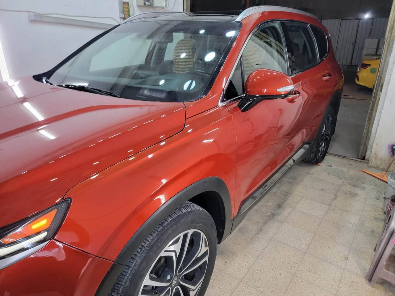 للبيع | هونداي سنتافي 2020 فل كامل
🚗 الموديل: 2020
📍 المحافظة: بغداد
💰 السعر: 26,500,000 دينار عراقي (قابل للتفاوض بالمعقول)

المواصفات:

* محرك 2000 سي سي تيربو
* ناقل حركة أوتوماتيك 8 سرعات
* سقف بانوراما
* تبريد وتدفئة للمقاعد
* شاشة عرض (داتا شو)
* فل كامل

حالة السيارة:

* العداد: 39 ألف ميل
* السيارة بحالة ممتازة وجاهزة للاستخدام

ملاحظات الصبغ:

* قطعتان مصبوغتان في أمريكا:
    * البونيد
    * الجاملغ الأمامي الأيمن
* الباب الأمامي الأيمن مصبوغ في العراق

📞 للتواصل مع صاحب السيارة:
***********
