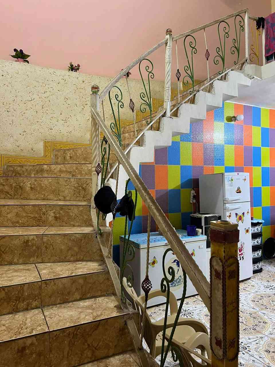 السلام عليكم مشتمل للبيع حي الحوراء شارع ابو الفضل ثاني فرع قريب كلش على الشارع السايدين 
متكون من غرفه نوم عدد ٢ 
صاله
استقبال 
مطبخ 
السعر ٨٥ مع المجال 
للاتصال ***********
