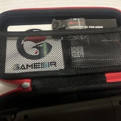 🎮 للبيع: يد تحكم الألعاب المميزة GameSir X2 للأجهزة الذكيةلمحبي ألعاب الموبايل والمحاكيات وخدمات الحوسبة السحابية (Cloud Gaming)، 

متوفرة يد التحكم الاحترافية GameSir X2 الغنية عن التعريف بحالة ممتازة جداً.

المميزات:تصميم مريح ومطاطي لمنع الانزلاق أثناء اللعب لفترات طويلة.

أزرار ميكانيكية سريعة الاستجابة وعصي تحكم دقيقة.متوافقة مع أشهر منصات الألعاب والمحاكيات.

تأتي مع الحقيبة (الجراب) المتينة والأصلية الموضحة بالصورة لحمايتها.

الملحقات: الحقيبة الأصلية فقط.

***********
