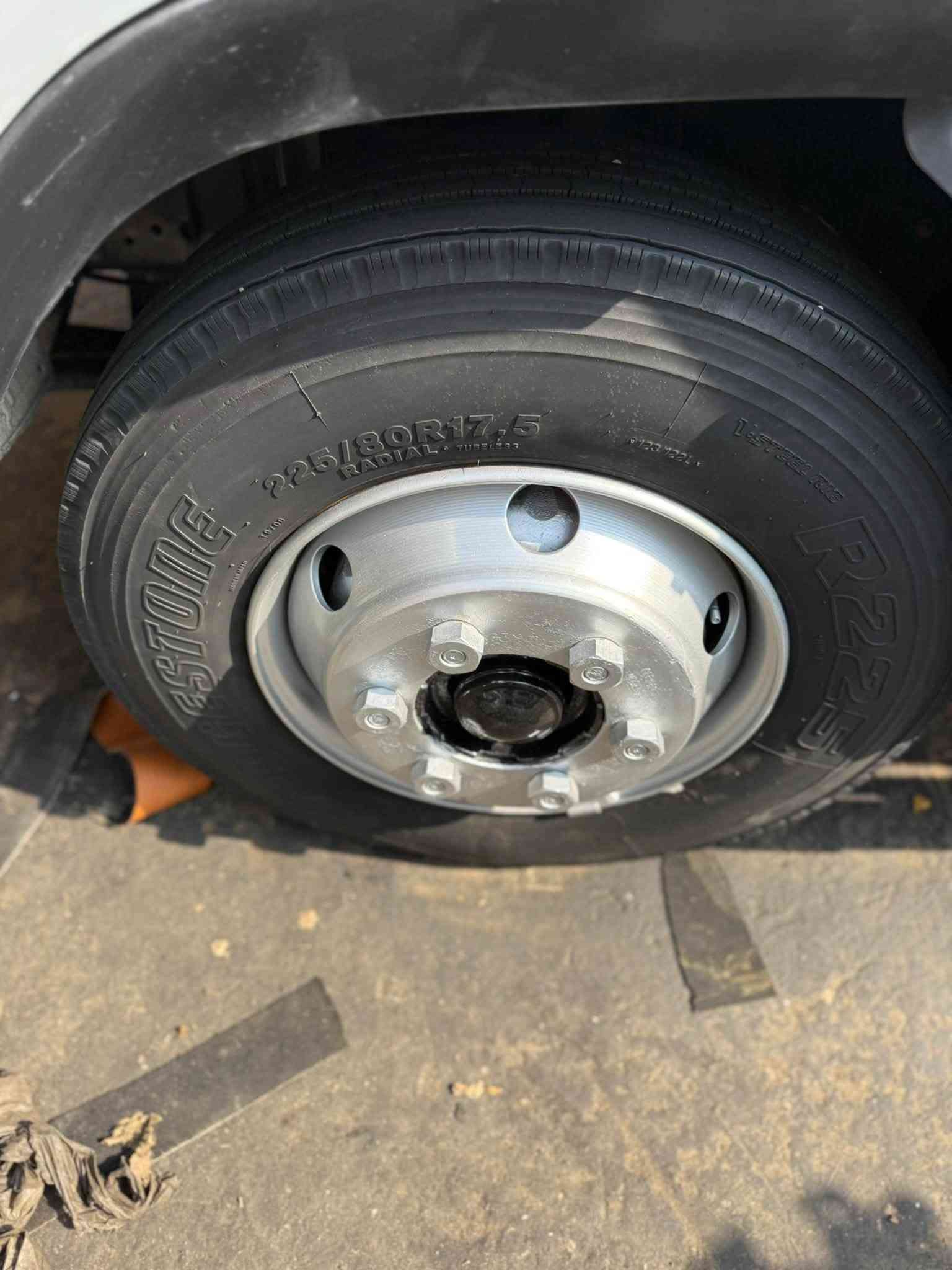من رخصت الادمن كنتر مديل ٢٠٢٠ 
تخم تاير ١٧/٥ /٢٢٥/٨٠ برجستن ***********
حداديه  جلال محرك مكفول لا تنقيص ولا تبخير 
السياره مابيه قطره صبغ ولا بارد ***********
فرشه البدي بليت ٣ ملم (رقم وسنويه نكليزي لل٣٠)
تحويل ثاني يوم ***********
عنوانهاااا البصره مركز البصره 
محلات الحاج صالح ***********
