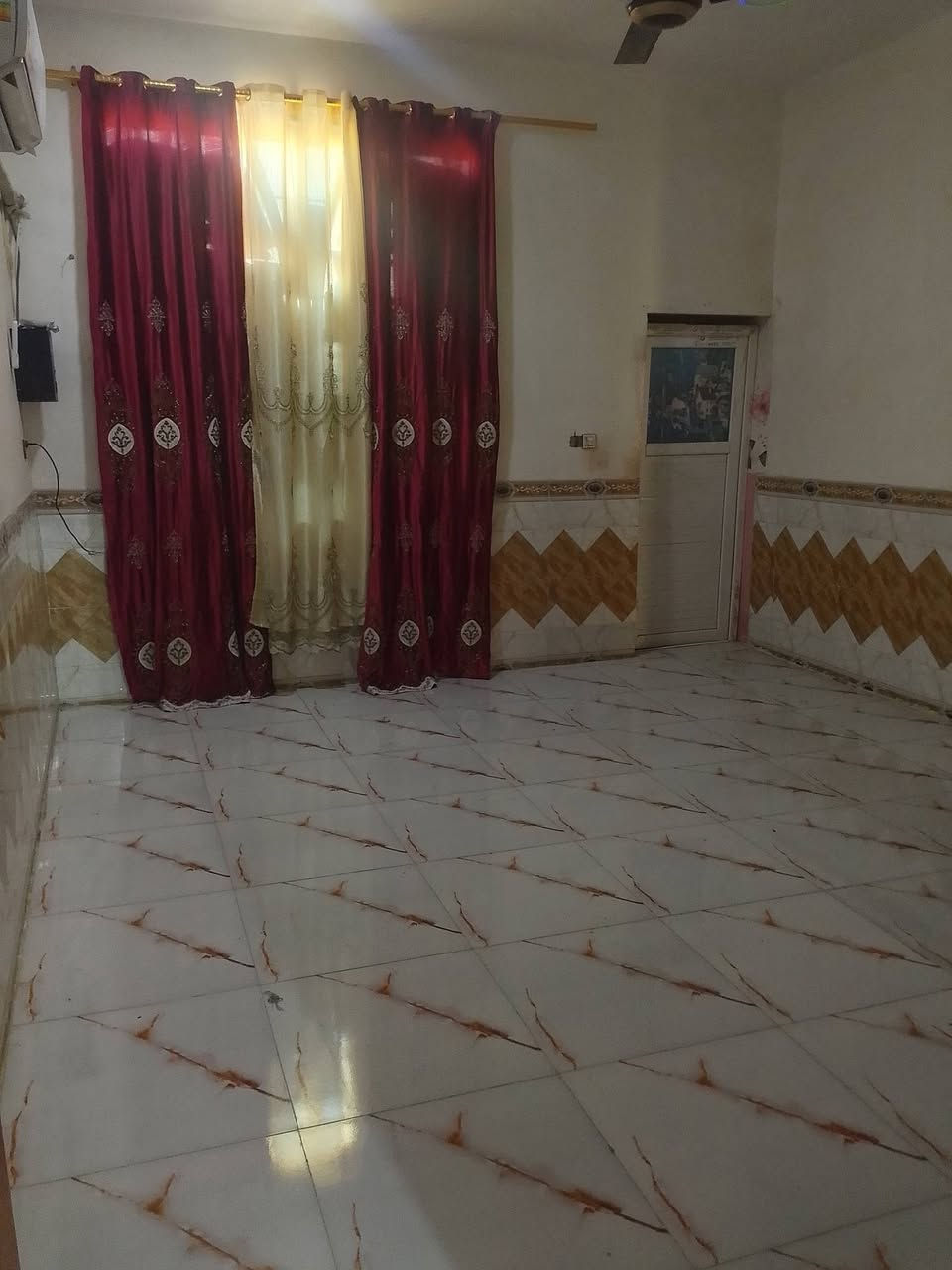 سلام عليكم
دار البيع المساحه 200 جنس للعقار أوقاف طابقين يحتوي على اربع غرف وصاله ومطبخ وستقبال ومجمع صحيات خارجيه الطابق الاول كامل مكمل الطابق الثاني بي ناقص قليله عنوان حي الزهراء / حي ابو سلام بن الفرع مال الصوره السعر خاص
رقم صاحب الدار ***********

