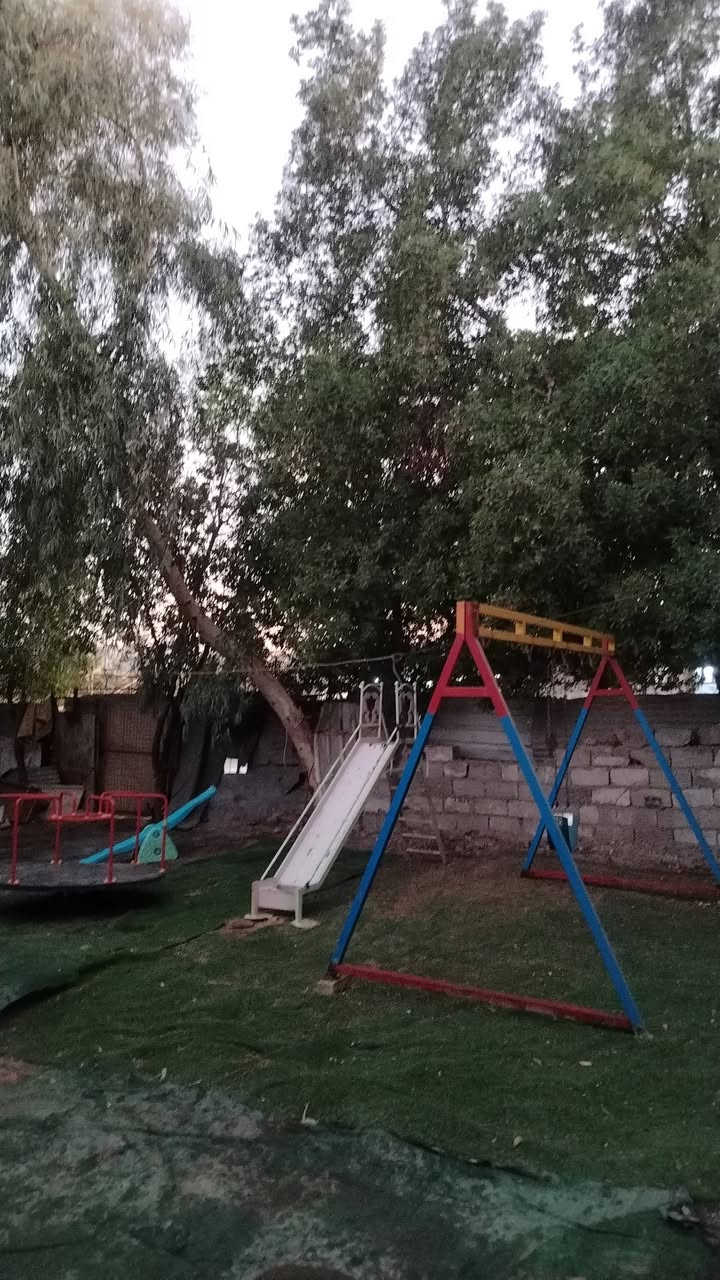 السلام عليكم

 اخواني عندي بيت للايجار
متكون من ثلاث غرف كبار وكراج  بالاضافه الى حديقه  تقريبا٣٠٠ متر  البيت بناء حديث   طابق ارضي ركن على شارعين  ايجار فقط
المكان الشعلة / قطاع السادس / مقابل ملعب العاصفة
التواصل معي ع هذه الرقم  ***********
