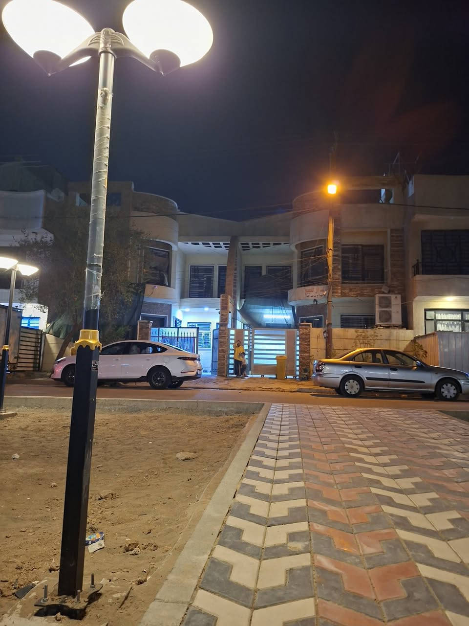 ✨ عقار استثنائي للبيع في بغداد الجديدة | حي القضاة
🏡 عنوان الرقي… وموقع يصنع قيمة العقار

فرصة مميزة لامتلاك منزل حديث بمواصفات عالية وموقع استثنائي في واحدة من المناطق السكنية المتميزة في بغداد الجديدة، يجمع بين جودة البناء، رحابة الموقع، الإطلالة المفتوحة، والقيمة الاستثمارية.

📍 الموقع الاستراتيجي
بغداد الجديدة – حي القضاة
محلة 701 | زقاق 36 | دار 1/7

🌳 إطلالة مفتوحة وشارع بعرض 40 متراً
يتميز العقار بموقعه على شارع واسع بعرض 40 متراً، مع إطلالة مباشرة على مساحة خضراء وتشجير مميز أمام العقار، ما يمنح المكان واجهة جذابة وإطلالة مفتوحة.

---

📐 تفاصيل العقار

▪️ المساحة: 150 م²
▪️ الواجهة: 7.5 م
▪️ العمق: 20 م
▪️ عرض الشارع: 40 م

🏛️ مواصفات البناء والتصميم

🏗️ سنة البناء: 2022
🔹 بناء درجة أولى
🔹 طابوق أحمر
🔹 واجهة وتغليف بالمرمر
🔹 طابقان بتقسيم عملي بنظام غرف سويت

التوزيع الداخلي:
🛏️ 4 غرف نوم
🚿 4 حمامات
🛋️ صالة واسعة
🚪 غرفة استقبال
🍽️ مطبخ
🚗 كراج سيارة

---

📜 الوضع القانوني

✅ طابو ملك صرف
✅ سند مستقل

---

💰 السعر

سعر المتر: 3,750,000 دينار عراقي
السعر الإجمالي: 565,000,000 دينار عراقي

🤝 يوجد تفاوض بسيط للجادين فقط.

---

⭐ لماذا هذا العقار؟

✔️ موقع مميز في بغداد الجديدة – حي القضاة
✔️ شارع واسع بعرض 40 متراً
✔️ إطلالة مباشرة على التشجير والمساحة الخضراء
✔️ بناء حديث من عام 2022
✔️ تشطيبات وواجهة من المرمر
✔️ تصميم مناسب للعائلة
✔️ طابو ملك صرف وسند مستقل
✔️ مناسب للسكن الخاص أو كاستثمار عقاري طويل الأمد

📞 للتواصل والمعاينة:
***********

📩 أو التواصل عبر الرسائل الخاصة.

العقارات المميزة لا تنتظر طويلاً… احجز موعد المعاينة واكتشف التفاصيل بنفسك.

#بغداد_الجديدة #حي_القضاة #عقار_للبيع #بيت_للبيع #عقارات_بغداد #عقار_استثماري #استثمار_عقاري #ملك_صرف #طابو_ملك_صرف #بيوت_بغداد #عقارات_العراق
