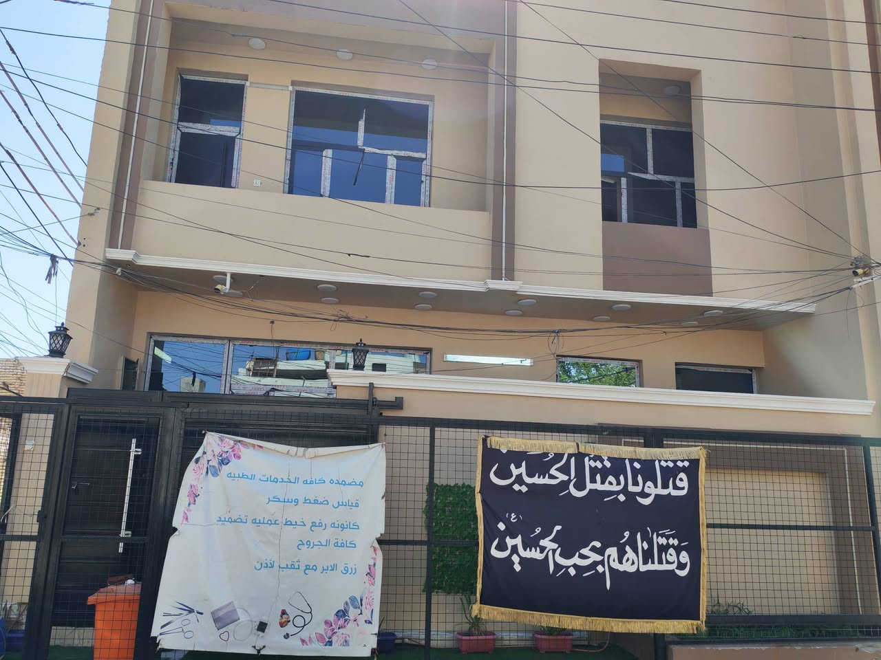 اللهم صلى على محمد وال محمد بيت للبيع مساحه 100متر مربع ركن 10*10طابقين بناء سنة 2026حديث بغداد الحسينيه منطقة22 قريب على شارع المكاتب المنطقه شارع عشرين إلي مقابيل دكتور جعفر الإبراهيمي اول شارع على اليسار منطقة هادئ ومرتبه وجميع الخدمات بيه يتكون البيت من ثلاث غرف نوم وحده منهن سويت واستقبال وصالتين ومطبخ حار واربع حمامات وبيتونه كبيره جدآ البيبان والشبابيك كله الالمنيوم تركي حتى الغرف الكهرباء تأسيس مرحلتين وطنيه وحدها وطنيه وسحب وحدها بواري تاسيس المي والمجاري البوري الاصلي وكل البيت مي أسأله تاسيس السبالت كله قطارات اله ونظام كامرات البيت تاسيس كله صاروخيات للمطبخ والحمامات الاساس رفت وكل مواد البيت درجة اولى مغاسل مع مريات ضوئيه السطح كله سقايف ودرج حديد تصعد للبيتونه حتى فوك  البيتونه مسوين سقايف لتانكيات السطح شتايكر  الشراي يجي ويشوف السعر 150 وبيه مجال للشراي الاتصال أو المراسله على الرقم ***********
