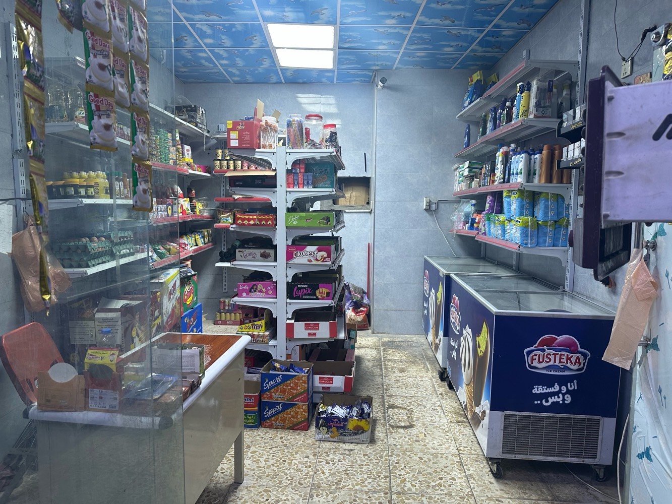 اسواق للبيع 
تحتوي على 5 عارضات 
3  مجمدات (2 للشركه )
ايجار المحل 350
مولد سحب 17 امبير (225)
 وارد المخل يتراوح بين 200الى 250
بيع مستعجل 
***********