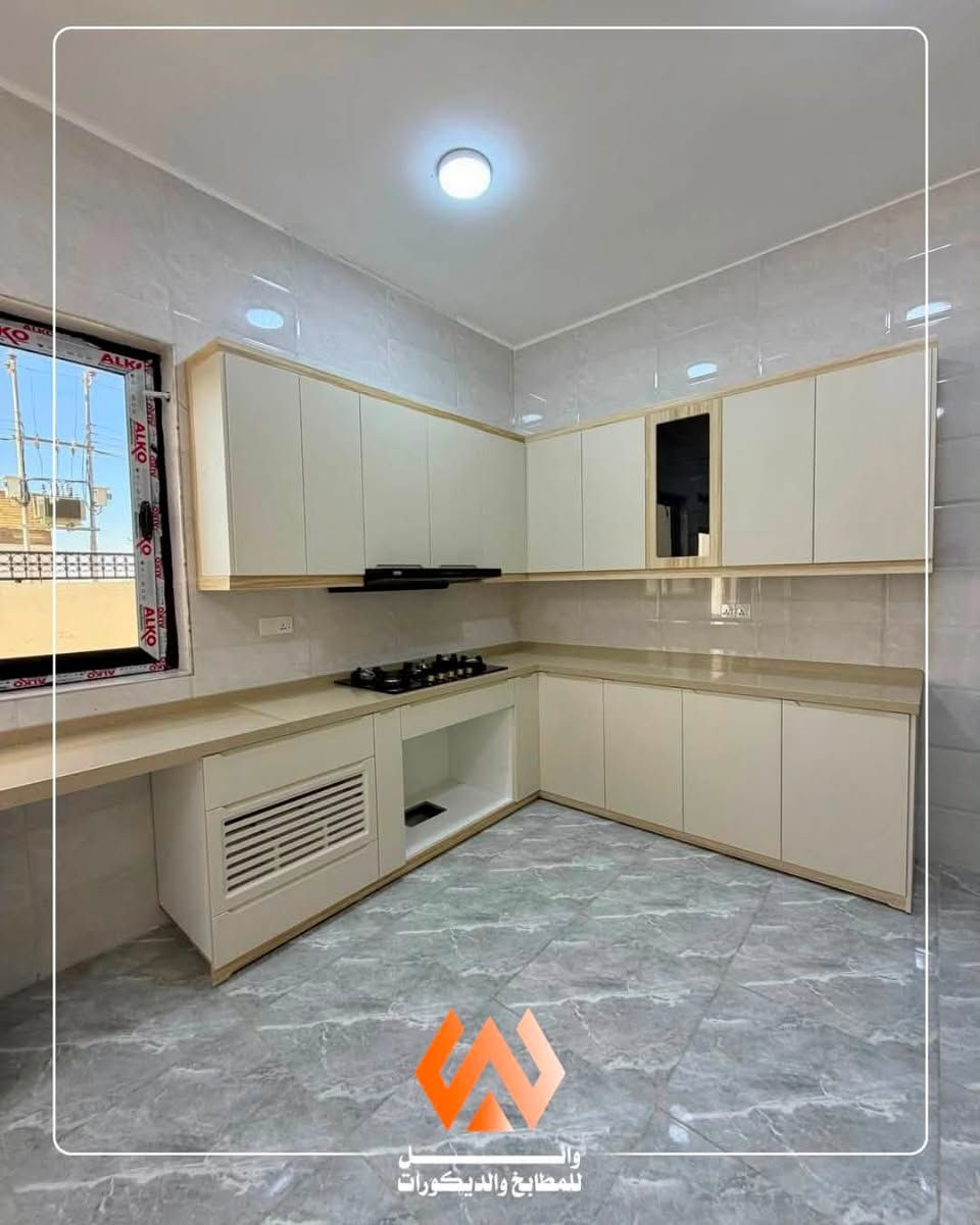 تصميم يجمع بين الأناقة والعملية
مطبخ بتصميم حرف L، بواجهات بلون الأوف وايت مع تفاصيل خشبية أنيقة تضيف لمسة دافئة ومتناسقة.
تم تنفيذ التصميم بتوزيع عملي للخزائن العلوية والسفلية، مع استغلال المساحات والزوايا بصورة مدروسة، وإضافة وحدات زجاجية للعرض، وسطح عمل بلون بيج متناسق مع ألوان المطبخ.

تصميم عملي بتفاصيل أنيقة، وتنفيذ يراعي احتياجات المساحة والاستخدام اليومي.

📞 للتصميم والتنفيذ والاستفسار:
***********
***********

📍 الأنبار – الفلوجة، حي الجمهورية، قرب معمل اسفنج الفلوجة

#وائل_للمطابخ_والديكورات #مطابخ #تصميم_مطابخ #مطابخ_مودرن #مطابخ_فلوجة #مطابخ_الأنبار #تنفيذ_مطابخ #ديكورات_داخلية
