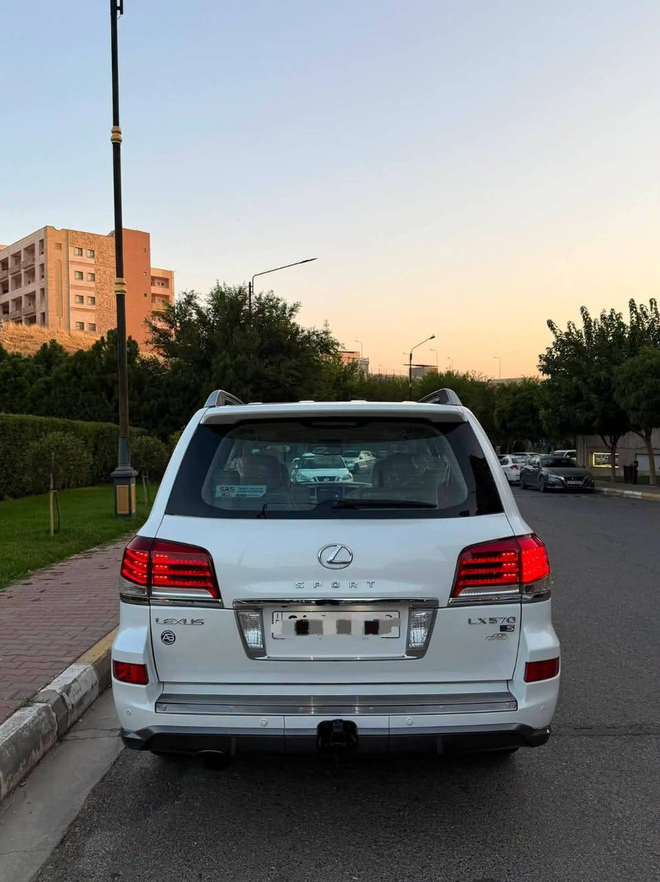 لكزز LX 570 • ٢٠١٥ • ١١٩ الف كم
