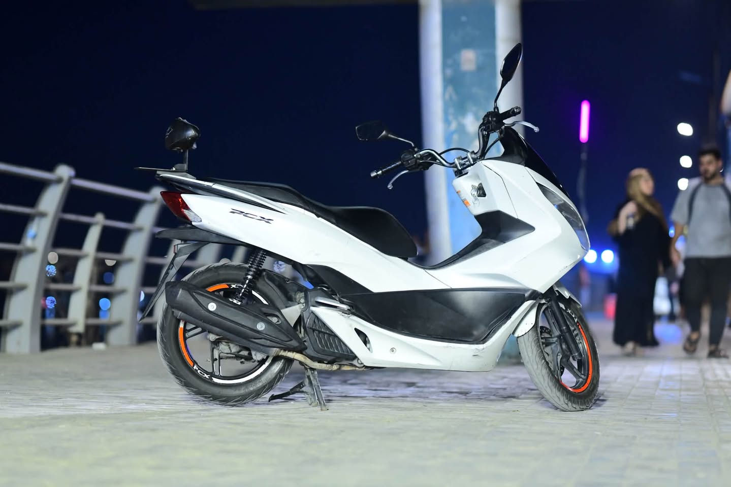 السلام عليكم Pcx
للبيع الدراجة. نضيفه فول مواصفات مكفوله ***********

نص مكتوب في الصور:
- نستعيد القرار ونبني الدار
