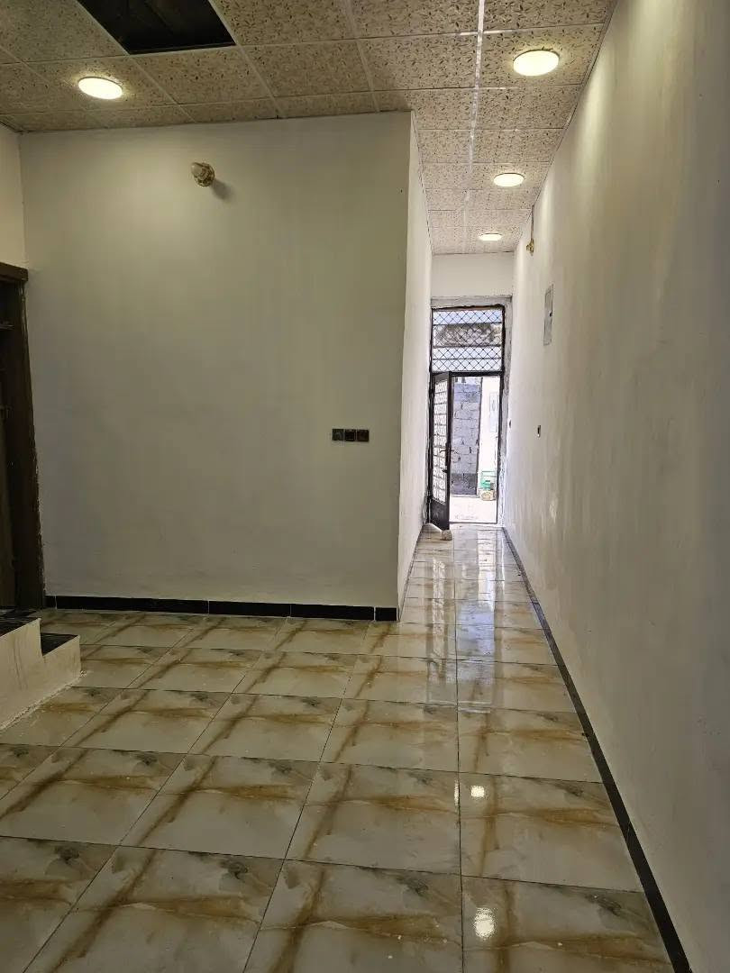 بيت للاجار مساحه 100 متر
غرفه صاله ستقبال مطبخ صحيات داخليه خارجيه 

الموقع كربلاء قرب القنطره البيضه وله مدخل ثاني طريق بغداد عمود 53 

البيت نظيف كلش بي سخات ثنين تانكيات ثنين ماطور مغاسل ثنين خط مولده مسحوبله البيت جاهز للسكن 

اجار البيت 250 الف 

***********

***********
