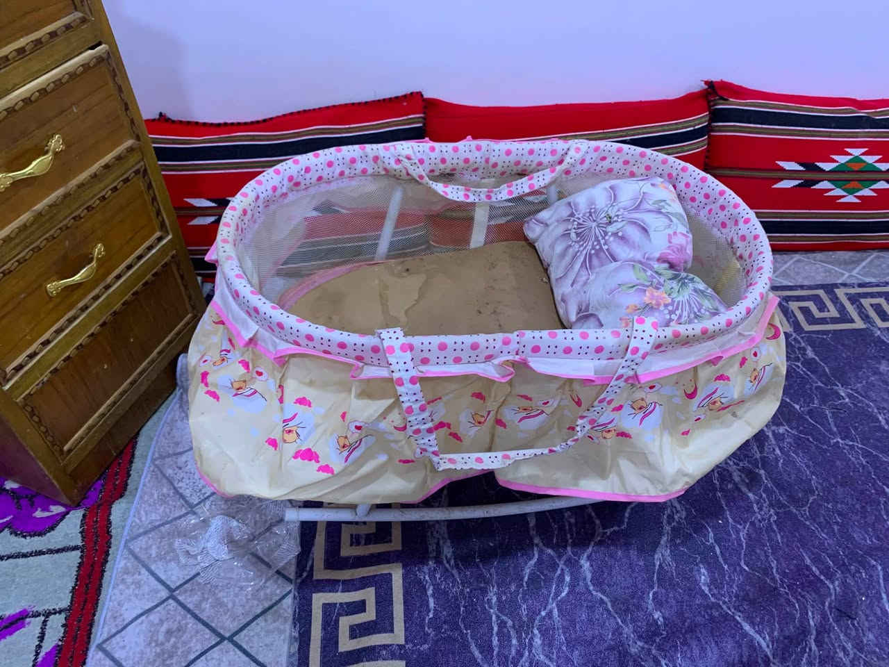 سلام عليكم لولك وكاروك للبيع جبير 65 وصغير ب20  الجبير بس يحتاجله خشبه ارضيه
 البصره القبله ***********
