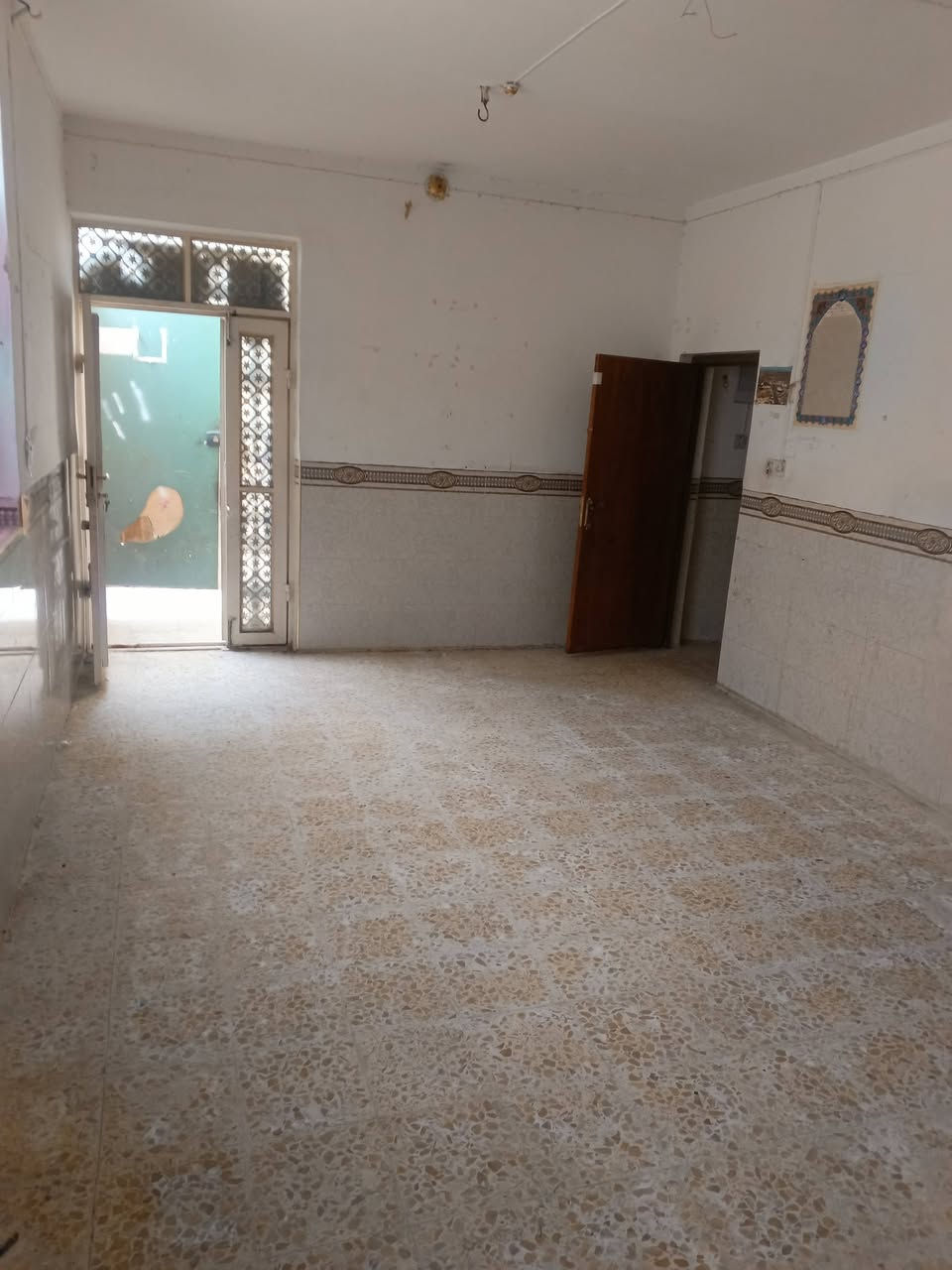 سلام عليكم 
بيت الايجار بحي الجامعه 
100متر طابقين 
3غرف نوم 
وستقبال ومطبخ وصاله وحمامات
يجاره 400 
***********
