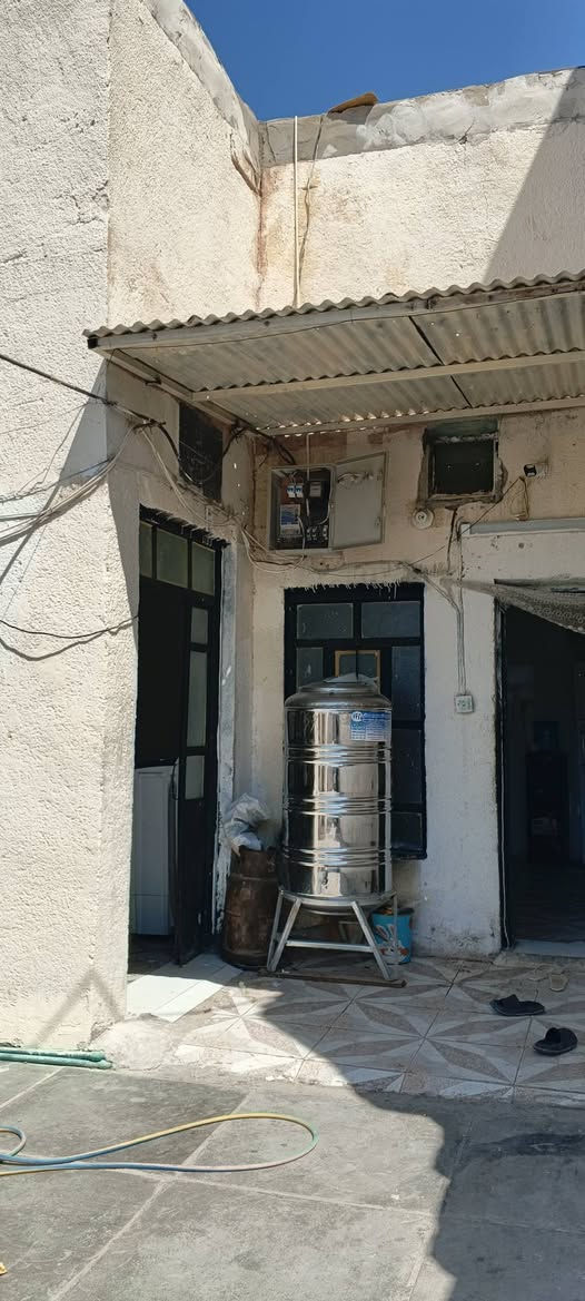 بيت للبيع 125م طابو صرف خدمات فول عكاده وبلوك بس حلو البيت وعالي عن الشارع  بي ثنين غرف  طويريج ام الهوى القديمه بين شارع الباشه وبين شارع النجار وسعر بلاش تصال او رسلني ***********
