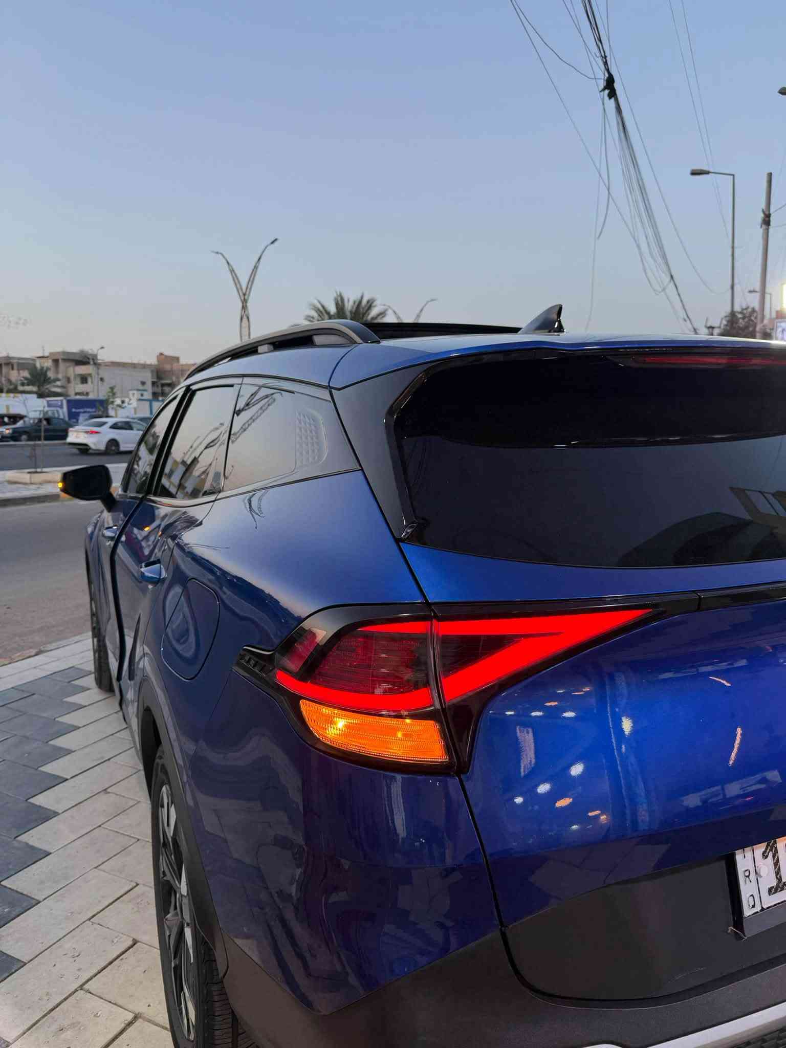 بســــم الله ماشــاءاللــــه
🚙 كيا سبورتج 2024 - فئة X-Line (وارد أمريكي) 🚙
✨ المعلومات العامة:
• الموديل: 2024
• الفئة: X-Line (أكس لاين)
• اللون: أزرق ملكي (Very Clean & Distinctive Blue)
• المسافة المقطوعة: 37,369 كم فقط
• الحادث:(قبغ صندوق فقط)، والباقي بشرط الصبغ وكالة مكفول من كلشي.  
⚙️ المواصفات والتفاصيل الداخلية والخارجية:
• المحرك والدفع: 4 سلندر بسعة 2.5 لتر + نظام دفع رباعي مستمر (AWD) مع ميزة قفل الدفرنش (Center Lock) ومودات قيادة متعددة.
• الشاشات: شاشة رقمية بالكامل للعدادات دمج مع شاشة اللمس المركزية الكبيرة للترفيه والخرائط.
• التصميم الداخلي:  
 ديكورات تخشيب رمادي فاخر على الدشبول والأبواب.  
 مقاعد جلد مطرزة باللون الأسود.  
 تدفئة مقاعد أمامية.  
 نظام تكييف لمس إلكتروني ثنائي المناطق (Dual-Zone).  
 شاحن لاسلكي + منافذ شحن سريع USB-C و 12V.  
 تشغيل بصمة + دخول ذكي + تشغيل عن بعد.  
 أزرار التحكم بالمنحدرات (Downhill Brake Control) والحساسات.  
• التصميم الخارجي:
 حزمة X-Line الرياضية مع سكك سقف (Roof Rails) سوداء.  
 ويل كب (جنوط) ألمنيوم حجم 19 إنش بتصميم X-Line المميز.  
 إشارات بالمرآة الجانبية وتظليل جامات كامل.
• أنظمة الأمان والمساعدة:
 نظام المحافظة على المسار والرادار الأمامي.  
 نظام تنبيه النقاط الكوراء ومراقبة ضغط الإطارات.  
 كاميرا خلفية مع حساسات ركن.  
📍 المكان: [بغداد / الغدير قرب ساحة ميسلون]
📞 للتواصل: [.        ***********]
