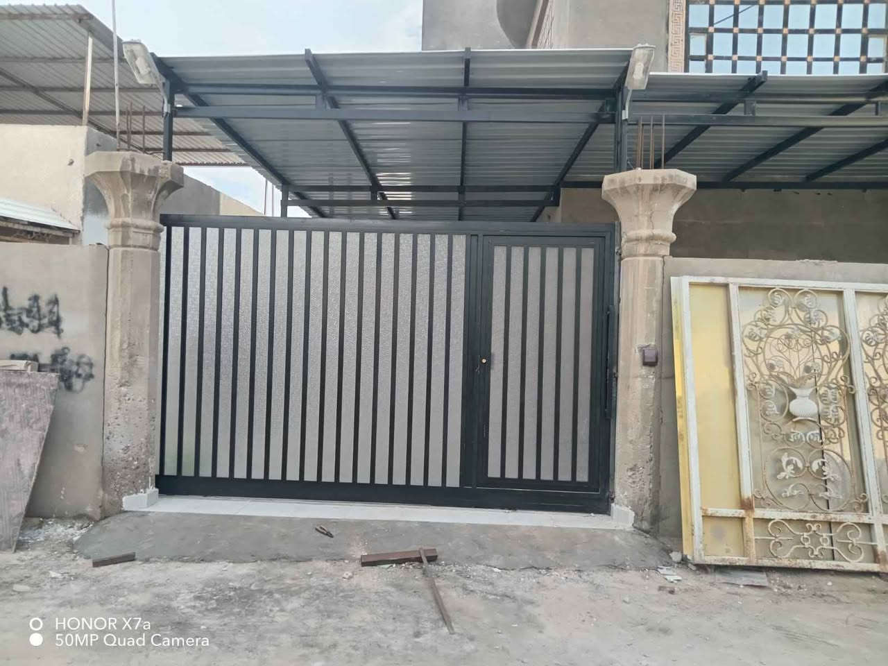 العرض لمدة 4 ايام ب450 الف  فقط
وترجع الاسعار القديمة 
التفاصيل 
باب 2 متر طول
عرض 2 متر ونص … .. سلايت+ طلاقتين حسب الرغبة 
الحديد  تركي بانواعه( حقيقي) شرط الفحص
الباب كامل ب450الف 
البيع مباشر 
■مع النقل والشد شط العرب, البصرة

نص مكتوب في الصور:
- HUAWEI P30 Pro LEICA QUAD CAMERA
- باب سلایت
- اليوم، ١٢:٣٧ ص
- تم رد
- HONOR X7a
- 50MP Quad Camera
- مجمع الأمير
- حداد
- ***********
