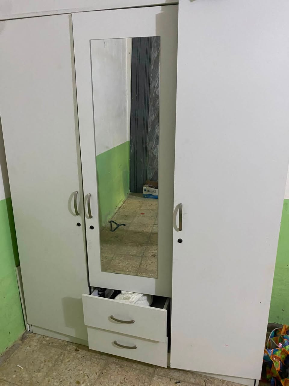 كنتور ٣ بيبان للبيع مع سريركنتور نظيف مابي ضرر
الي يريده يجي يفحصه 
بلنسبه للسرير طوله ١٨٥.١٠٠ حديد
الي ييريدهن يتواصل ويايه واتساب فقط
***********
وبس للي يريد يشتري يراسل رجاءاً
نجف
