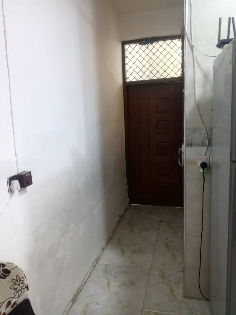 السلام عليكم ورحمة الله وبركاته
بيت للبيع مساحه 85 بس بل سند 80 بيت نضيف كلش 3 غرف نوم  استقبال صاله خدمات عنوان شارع المرور 
قريب عل شارع العام 
السعر خاص
***********
