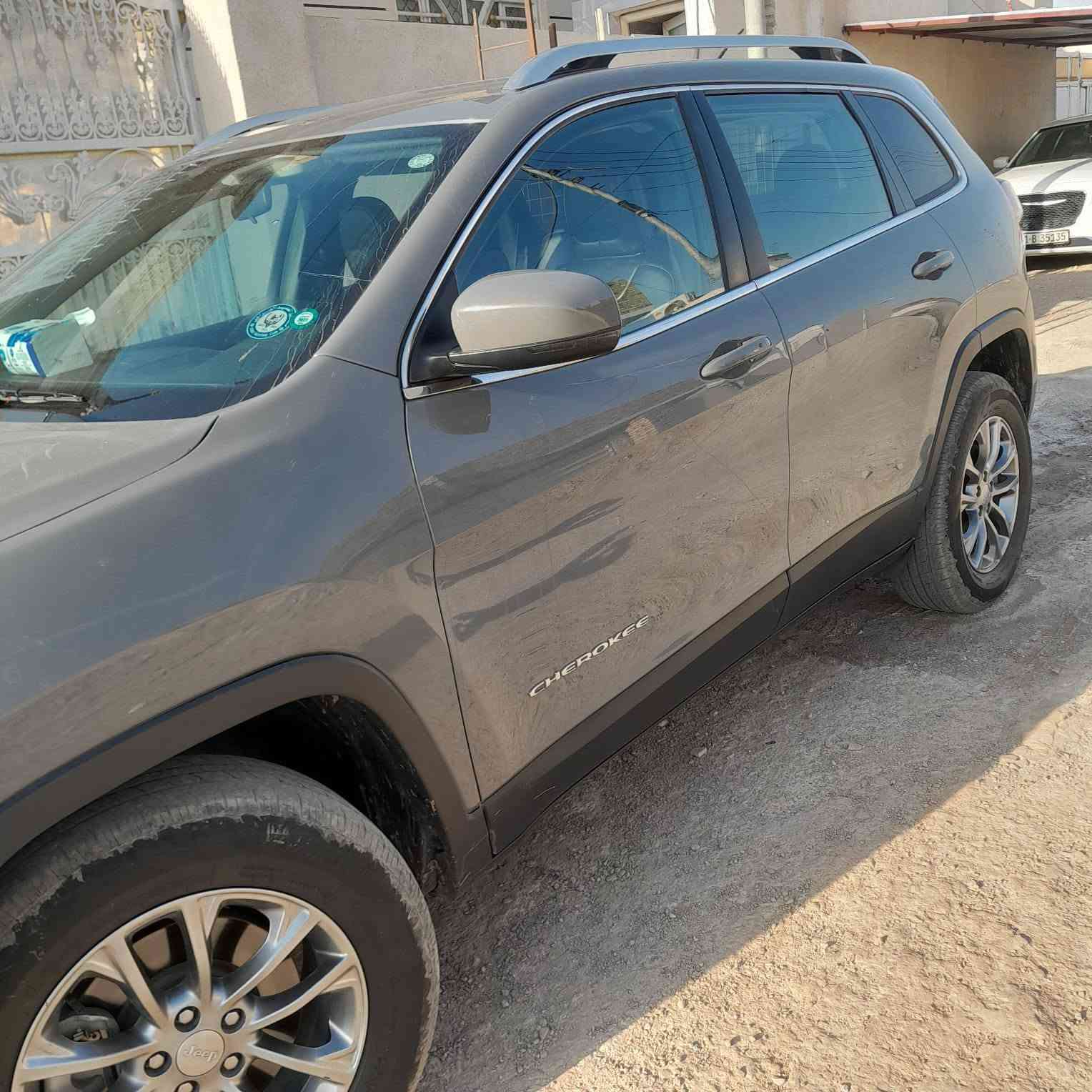 سلام عليكم.
🚘 للبيع جيب شيروكي بزون Jeep Cherokee 

🔹 الموديل: 2019
🔹 المحرك: 2400 
🔹 رقم سليمانية — سيارة باسمي 
🔹 تحويل: ثاني يوم
🔹 المكان: ميسان – العمارة
✨ 
• كشنات جلد بلادي
• كشن السائق كهربائي
• تخم تاير
• تبريد ثلج ❄️
• كير ومكينة مكفولات
• حدادية جديدة
• سبير على وضع الشركة
• يربكات كاملة وسليمة
• السيارة حادثها حسب الموضح بالسونر، بدون ضرر في الدواخل

💰 السعر: 135 ورقة وبيها مجال لشراي 
📞 للاستفسار والتواصل:
***********

📍 السيارة موجودة في ميسان – العمارة
