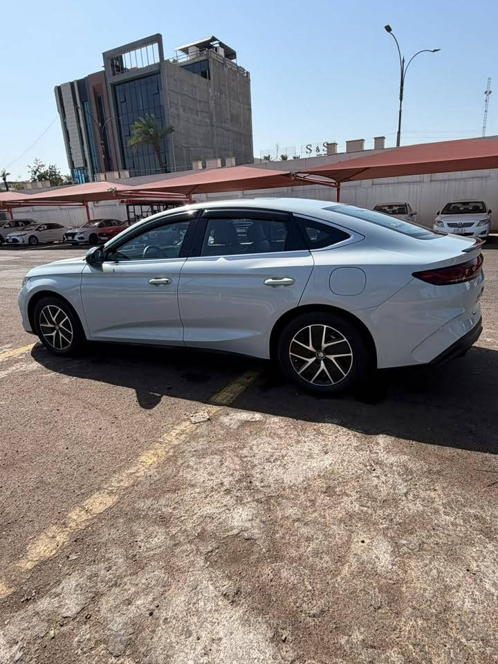 سلام عليكم   كن L  بطاريه 🔋120km

سيارة BYD Qin L DM-i 2025
هايبرد DM-i 5.0
الممشى فقط 20,000 كم
السيارة نظيفة جداً وبحالة الوكالة، استعمال خفيف ومعتنى بيها.

المواصفات والتجهيزات:

• شاشة وسطية كبيرة قابلة للدوران
• شاشة عدادات رقمية
• كاميرات محيطية 360°
• عرض محيطي/شفاف للسيارة 540°
• كاميرات متعددة حول السيارة
• حساسات أمامية وخلفية
• مثبت سرعة متكيف ACC
• أنظمة مساعدة السائق L2 حسب الفئة
• تحذير النقطة العمياء
• تحذير مغادرة المسار
• المحافظة على المسار
• تحذير الاصطدام الأمامي والخلفي
• فرملة طوارئ أوتوماتيكية
• مساعد تغيير المسار
• مساعد القيادة على الطرق السريعة
• مساعد الركن الأوتوماتيكي
• ركن عن بُعد
• Auto Hold
• مثبت سرعة
• تشغيل بدون مفتاح
• دخول بدون مفتاح
• مفتاح NFC / بلوتوث
• نظام DiLink الذكي
• أوامر صوتية للتحكم بالميديا والملاحة والتكييف
• ملاحة GPS
• اتصال 4G/5G حسب الفئة
• تحديثات النظام OTA
• تحكم بالسيارة عن طريق الموبايل
• تشغيل/تحكم بالتكييف عن بُعد
• LED أمامي وخلفي
• أوتو لايت
• أوتو واطي/عالي حسب التجهيز
• DRL نهاري
• جنوط ألمنيوم
• مرايا كهربائية مع تسخين
• زجاج كهربائي كامل
• نظام مراقبة وضغط الإطارات
• عدة أنظمة أمان ووسائد هوائية
• بطارية Blade LFP
• منظومة Plug-in Hybrid DM-i
• 5 مقاعد
• صندوق خلفي واسع حوالي 450 لتر
• طول السيارة حوالي 4.83 متر وقاعدة عجلات 2.79 متر. 

الحالة: بحالة الوكالة — ممشى 20 ألف كم فقط.
الفحص: مفتوح للمشتري الجاد بأي مكان يتفق عليه.
المكان: بغداد
السعر: [26مليون و300 ]
للاتصال: [***********
