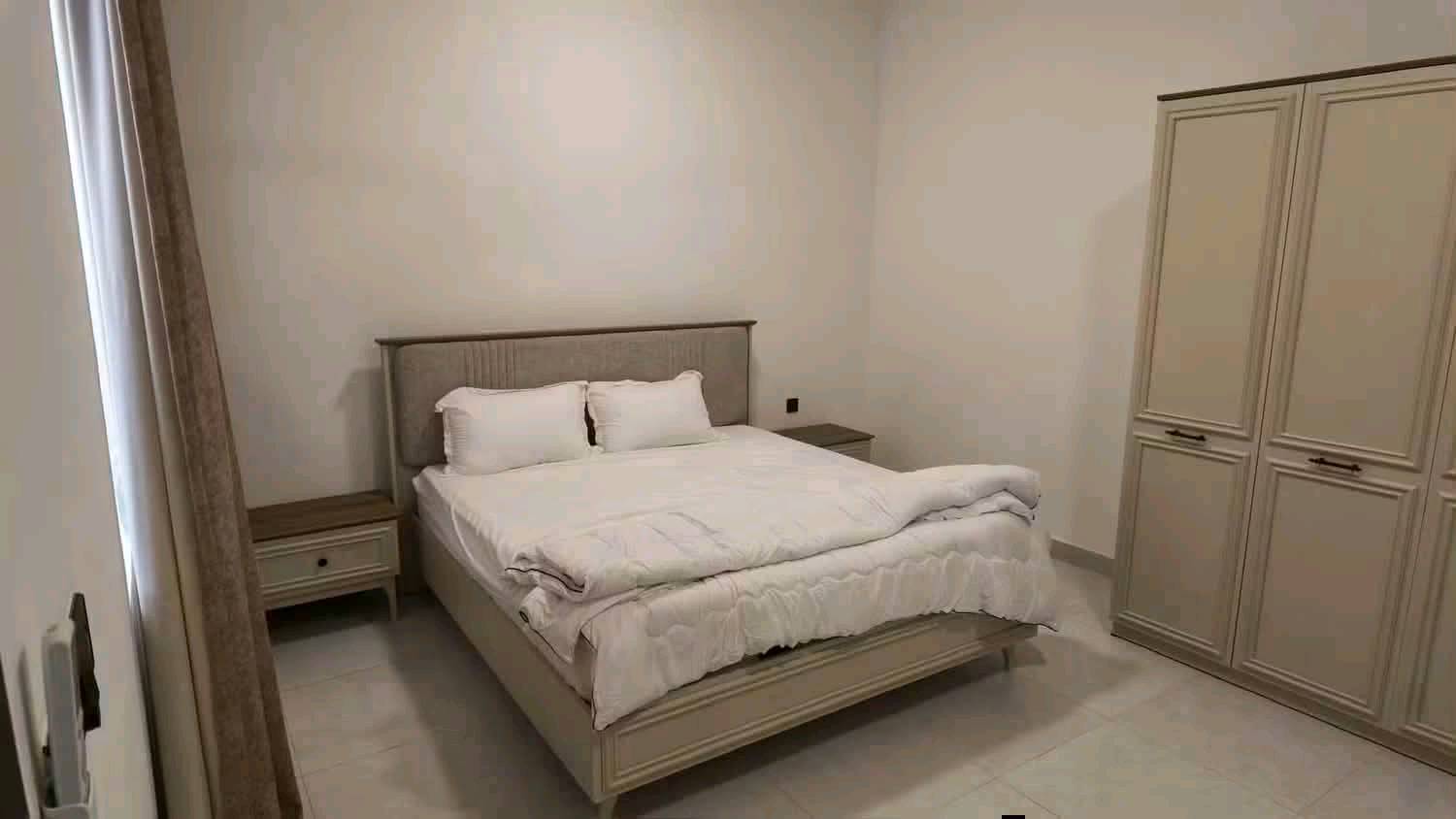 ✨فرصة مميزة للسكن أو الاستثمار في مجمع نيروز السكني✨ 

📍 دار للبيع في مجمع نيروز السكني
🔹 المساحة: 160م² 
💰 السعر الكلي: 153 مليون دينار
✅ الواصل: 48 مليون دينار 
🗒️تفاصيل الدار : يحتوي الدار على طابقين غرفة في الطابق الأرضي و غرفة في الطابق الأول و حمام و صالة و استقبال و مطبخ و كراج و حديقة داخل المنزل.   

🚩موقع المجمع : شارع نجف كربلاء عمود 110  مجاور علوة النجف 

📩 للاستفسار والحجز: راسلنا عبر الصفحة أو عبر الواتساب:
📞 ***********
📞***********