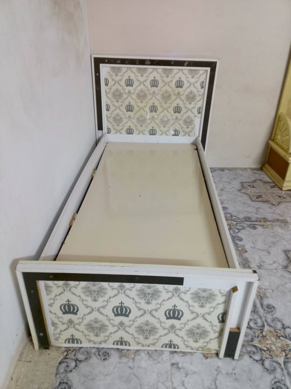سلام عليكم ورحمه الله وبركاته غراض مال بيت بأسعار مناسبة مكان كركوك واكو ثريات سقف ثانوي الي يريد يكتب تم إراسله *********** ويا صبوره جبيره وجربايه عدد ٢ وعندي مناظر شمسيه رجاليه نسائيه واطفاليه وطاكيات اهواي عدد
