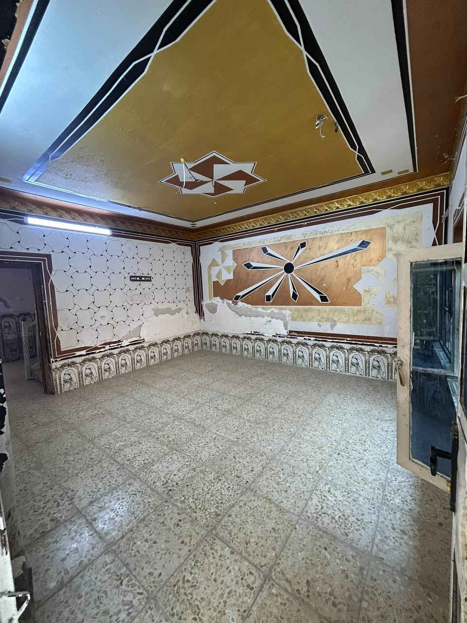 بيت للبيع مساحته ٢٠٠ متر يحتوي على استقبال+مطبخ+‏غرف عدد ٢ سعر ٦٥ وبي مجال عنواني الاصلاح قرب مدرسه عشتار رقم الهاتف ***********
