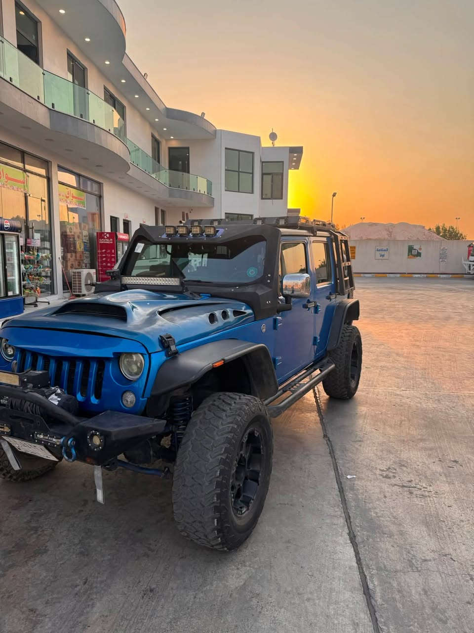 🚨 للبيع رانكلر 2016 — مواصفات وتعديل مميز جدًا 🚨
🔹 النوع: Jeep Wrangler
🔹 الموديل: 2016
🔹 اللون: أزرق مميز 💙

السيارة عليها تعديلات وتجهيزات قوية، منها:

🔧 التعليق والتجهيز الخارجي:
• ترفيعة Fox بمواصفات 3.5
• دبل ستيرن Fox
• دعامية أمامية حديد معدلة ماركة Poison Spyder
• ونچ سحب
• دعامية خلفية حديد معدلة
• حامل سبير ماركة Poison Spyder
• دوسات حديد Poison Spyder
• بنيد Top Fiber
• سباية Poison Spyder
• فندرات Top Fiber وعليها تفاصيل وتعديلات هواية

💡 الإنارة والتجهيزات:
• دكم تشغيل وإنارة
• داخلية معدلة لونها بنفس لون السيارة
• شاشة Sport بنظام Android

📌 ملاحظات السيارة:
• حادثها سابقًا بأمريكا، والباب موجود بالصورة
• بيها طخة بالعراق بالجام الخلفي
.مبدل مكينه نظيفه وصافيه جدا

السيارة بيها تفاصيل وتعديلات هواية، ومناسبة للي يحب الرانكلر والتعديل المميز 🔥

📞 السعر: 185 وبيها مجال 
📍 الموقع: بغداد
📱 للتواصل: ***********

البيع للجادين فقط.
