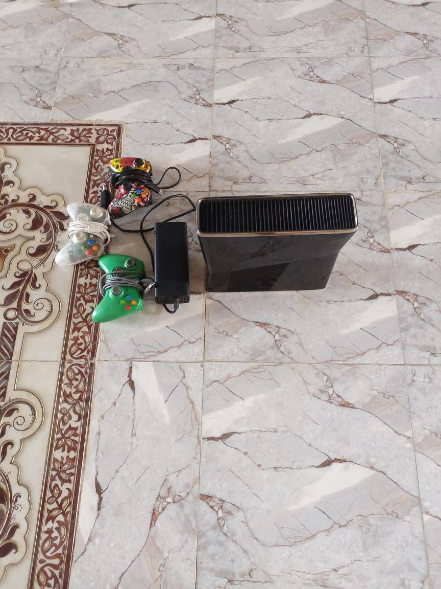السلام  عليكم XBOX 🎮 360مهكر  مع 3 جوستك 2 هارد اكثر من 115لعبه جديد ما مفتوح ولا برغي اتصال***********
