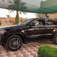 جيب لاريدو 2016 لمتد  بيها جاملغ وبنيد حادث صطحي بدون دواخل وبابين كلي...