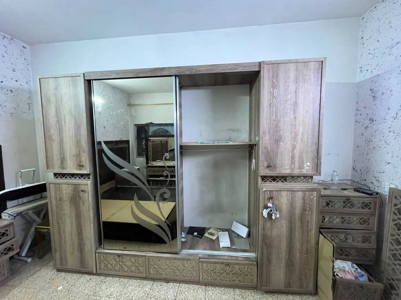 ،،، مكلف بالنشر ،،،
غرفة تركـي نظافة 80% مثل ما بالصور 
المكان مدينة الصدر 
السعر (450) ألف وبيها مجال بسيط للشراي
رقم الهاتف ‎***********
