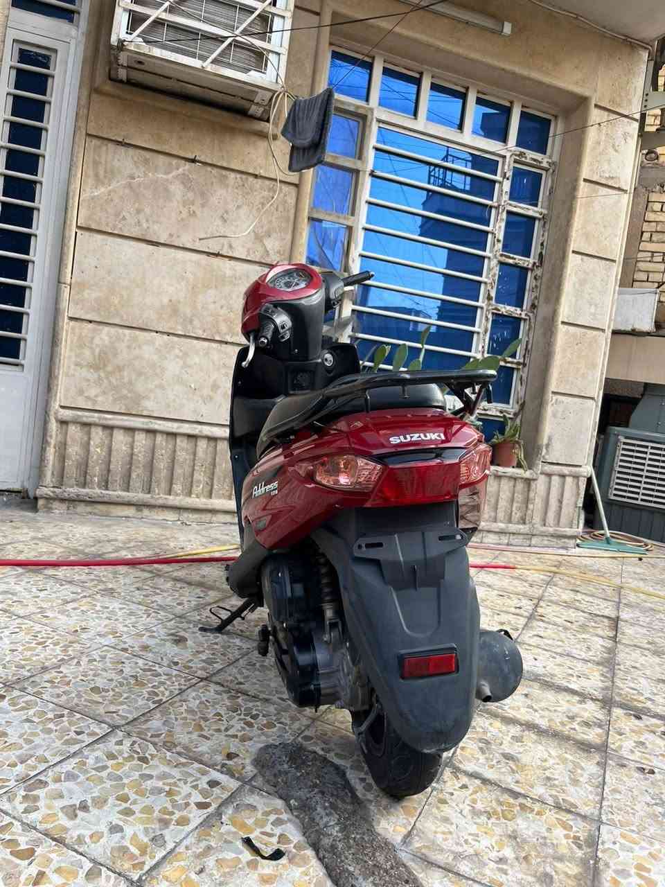 سلام عليكم دراجه نوع ادرس  شركه سازوكي  جديده الدراجه شلعتها ومعدلها كلش حلو كهربائيات كله شغال قفل جنطه قفل ستيرن شغال مكينه لامجفته ولا بيها دخان ولا نضوح كفراتها بلاديه مكاني بغداد
***********
