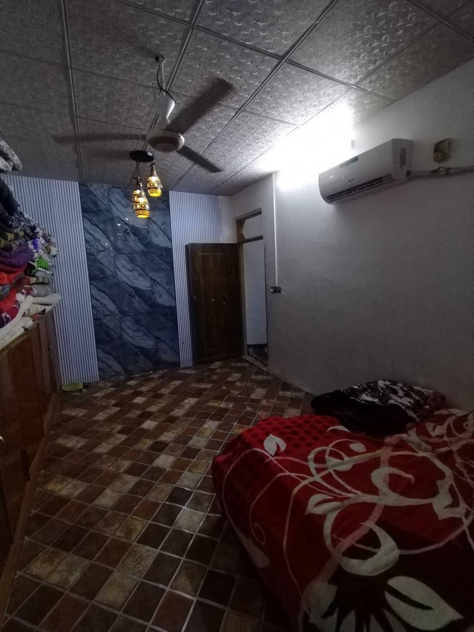 سلام عليكم بيت للبيع ١٠٠متر غرفه وصاله مطبخ حديقه طابو زراعي 25سند بسمي العنوان شارع الصب طلع عل شارع المطحنه وشارع،314 السعر 16 وبي مجال قليل اتصل وشراي بي خير ويدلل، ***********
