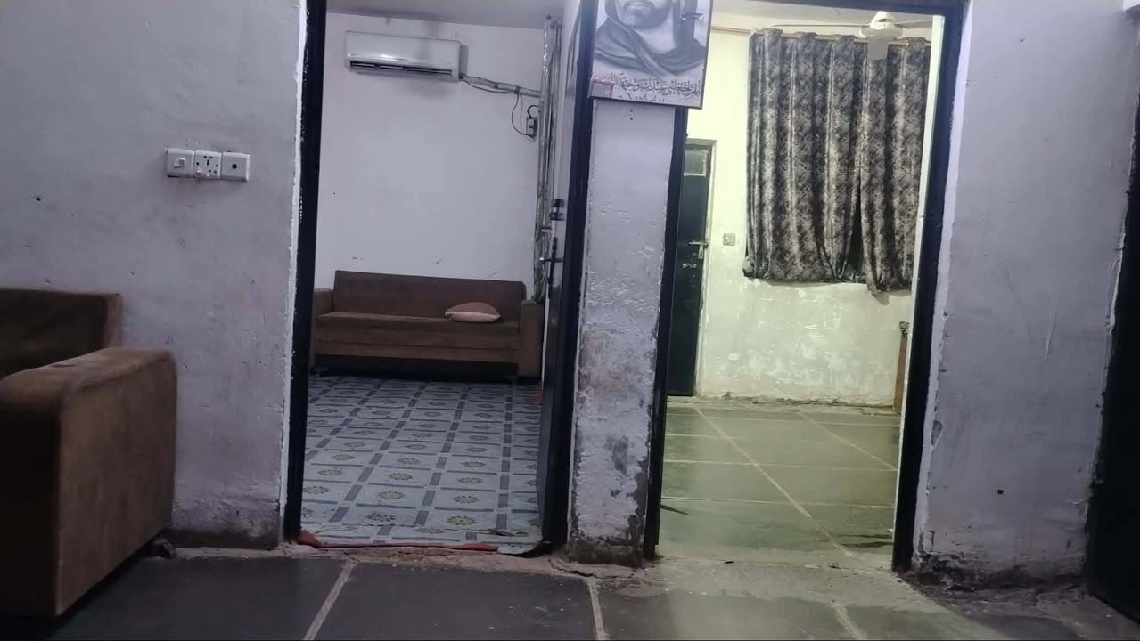 السلام عليكم ..
للبيع بيت 150,متر مسلح طابوق مستعجل وبيه مجال للي يريد يشتري ...
 الدوانم حي الجوادين ..شارع ابو حسين المضمد ..

استقبال 
مطبخ 
صالة 
غرف نوم عدد 2
منور عدد 2
صحيات 
كراج البيت موضح بالصور 

الاتصال ***********
موجود على الواتساب
